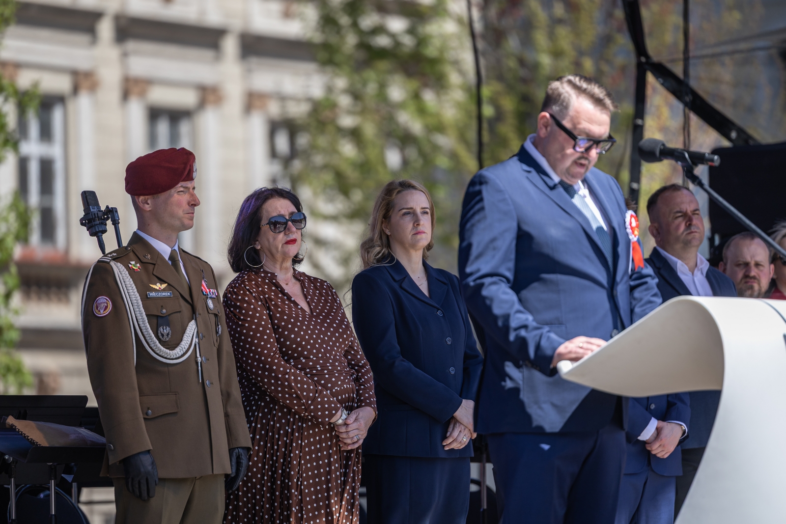na zdjęciu osoby podczas uroczystości