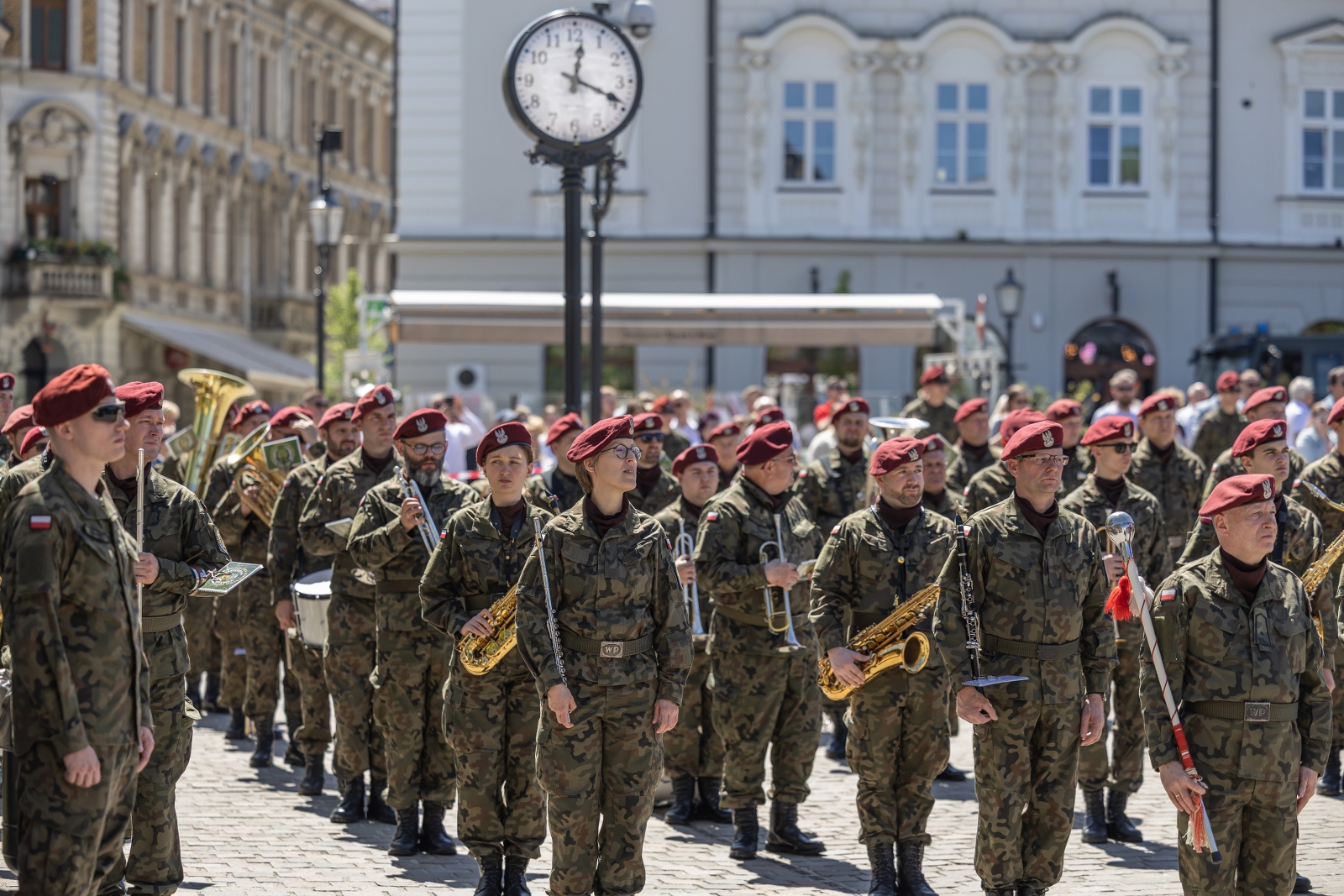 na zdjęciu osoby podczas uroczystości