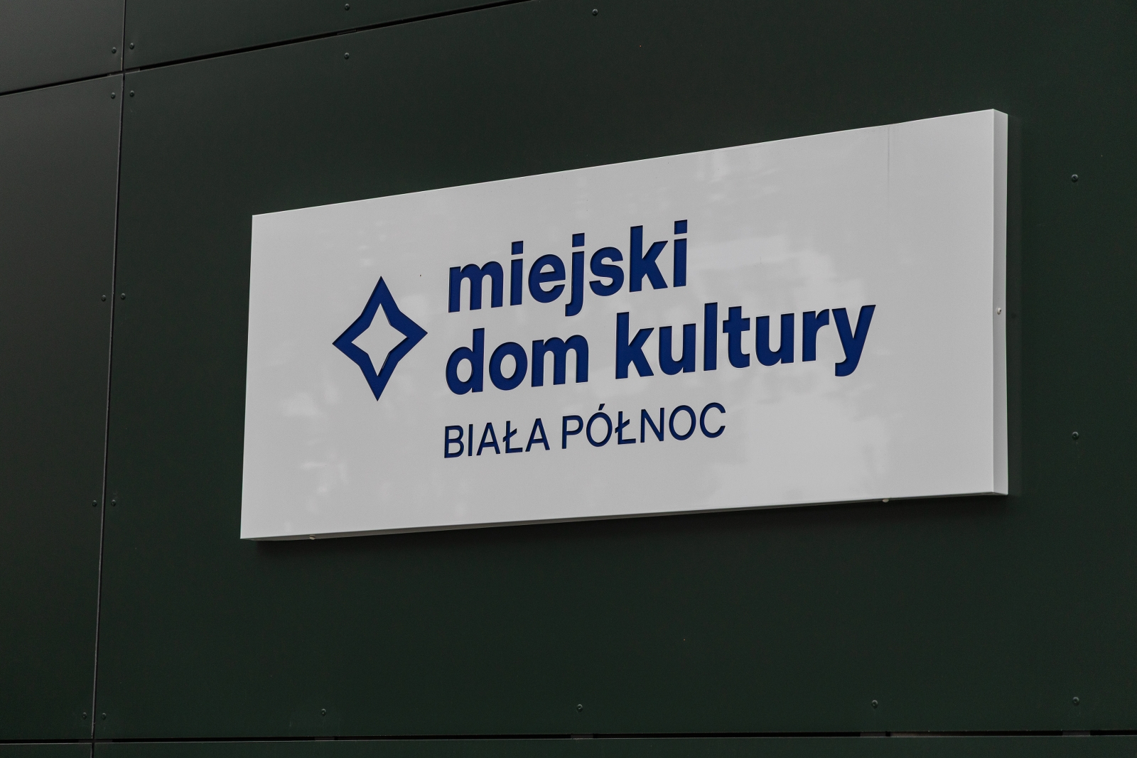 na zdjęciu nowy dom kultury