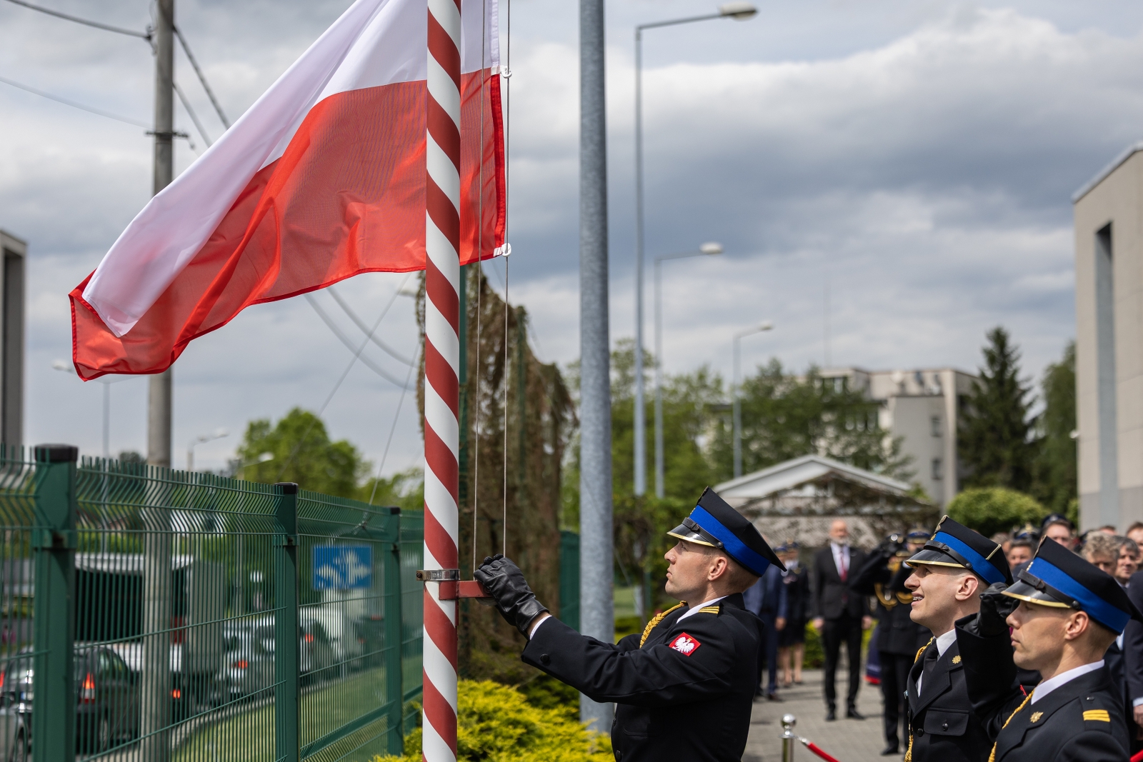 na zdjęciu osoby podczas uroczystości 