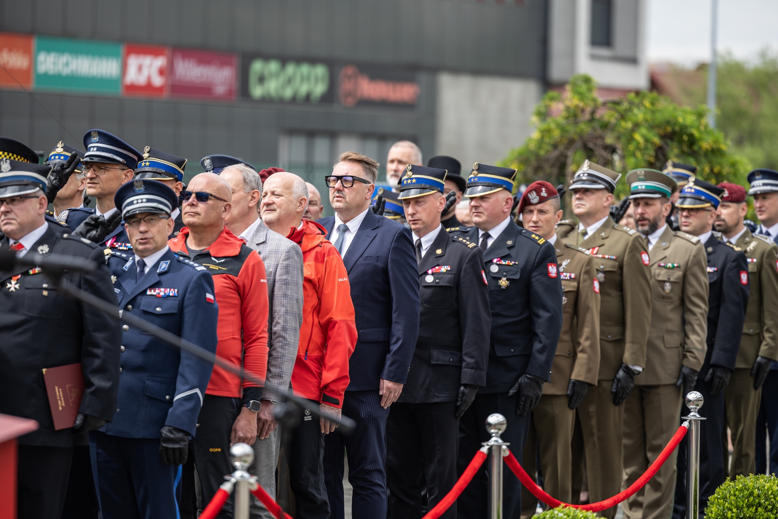 na zdjęciu osoby podczas uroczystości 