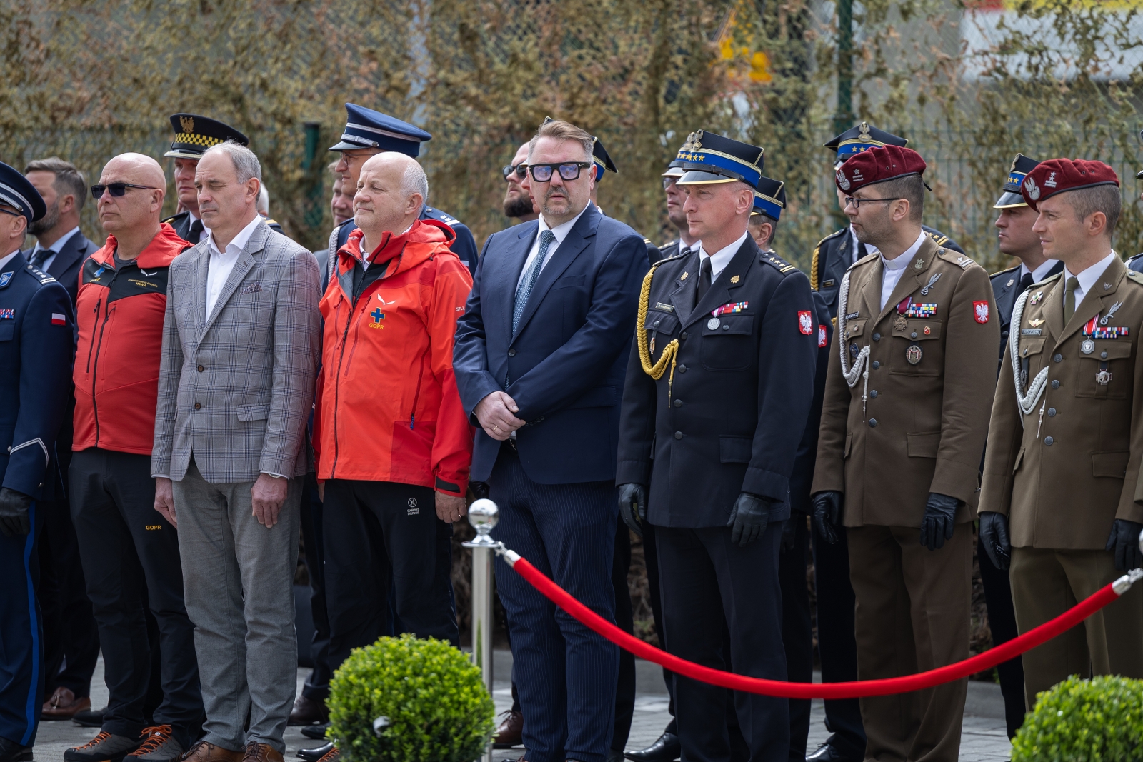 na zdjęciu osoby podczas uroczystości 