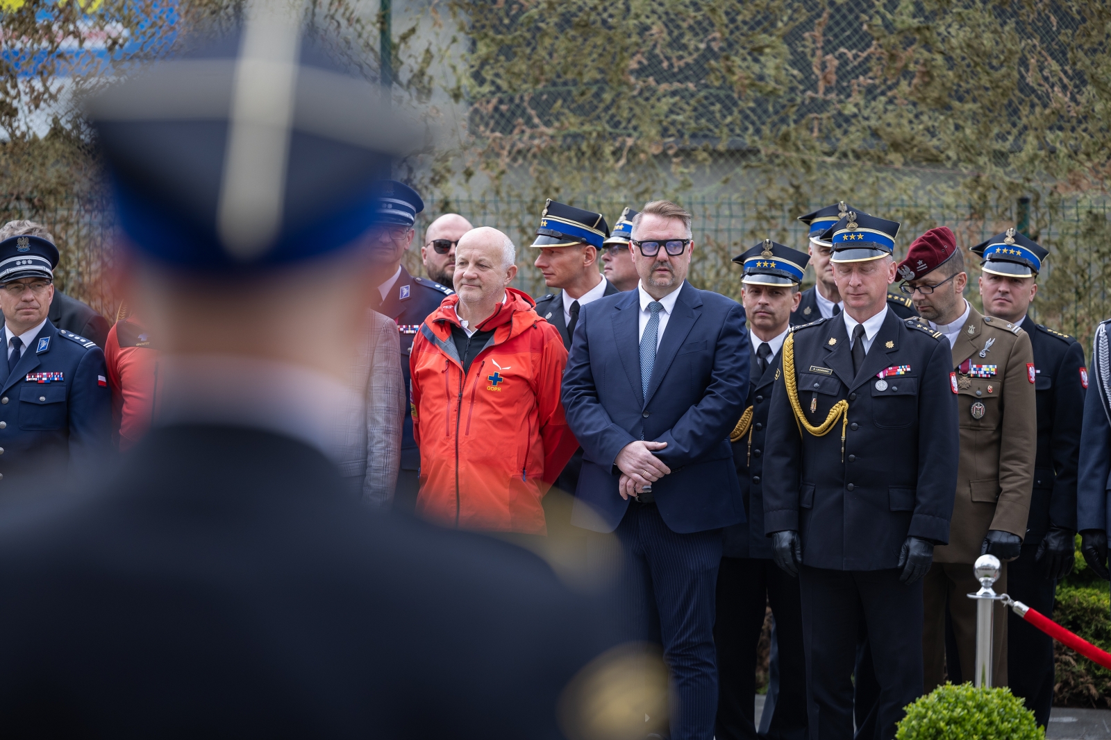 na zdjęciu osoby podczas uroczystości 