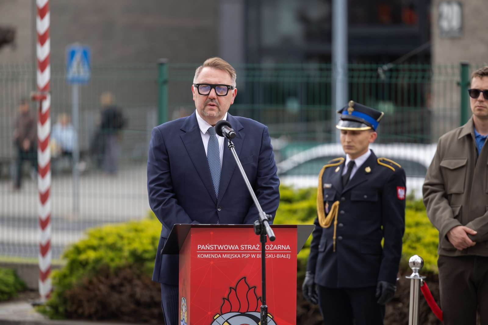 na zdjęciu osoby podczas uroczystości 