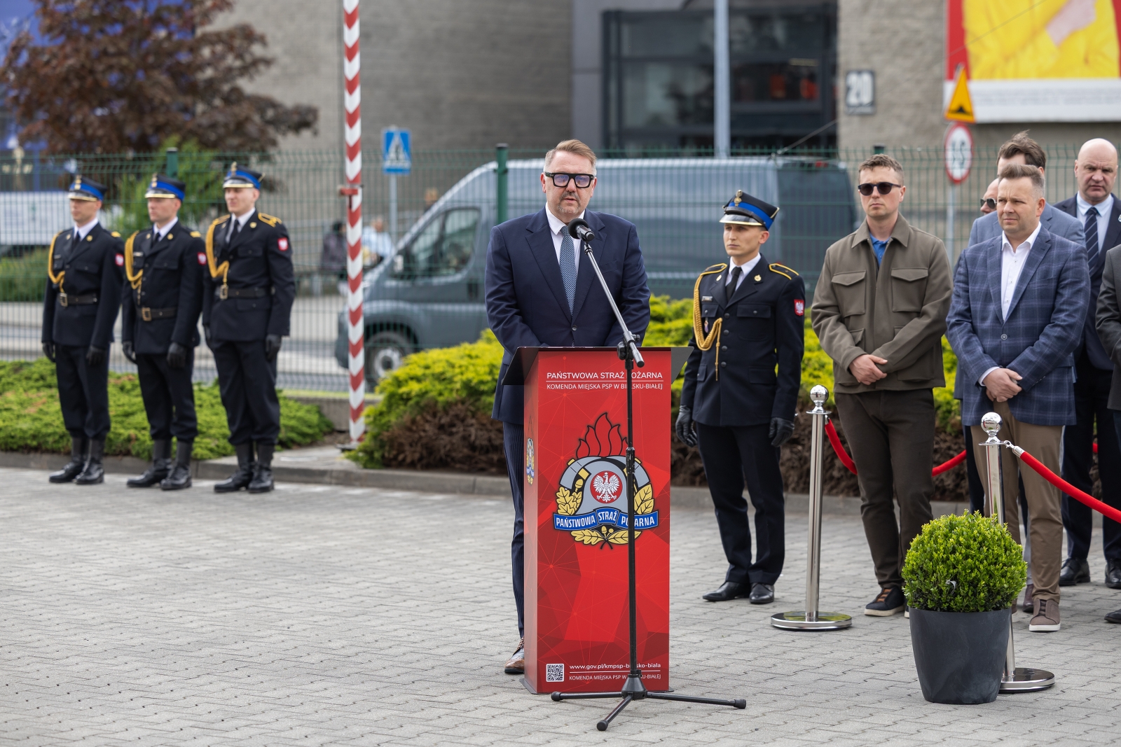 na zdjęciu osoby podczas uroczystości 