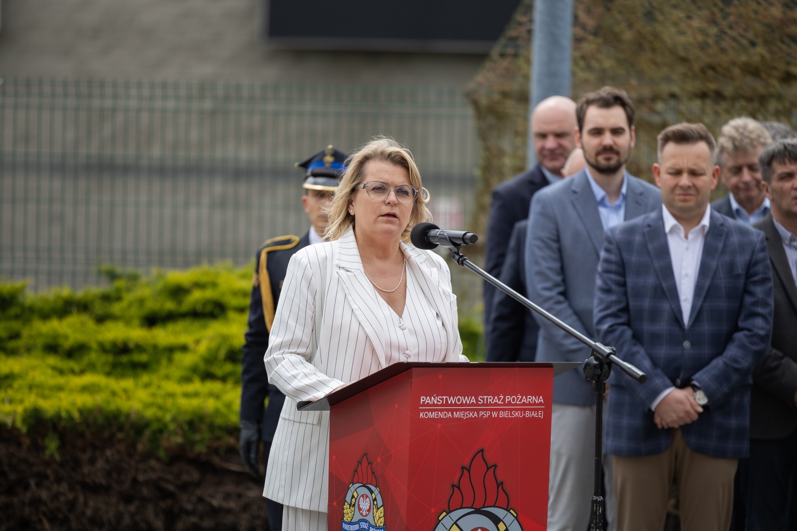 na zdjęciu osoby podczas uroczystości 
