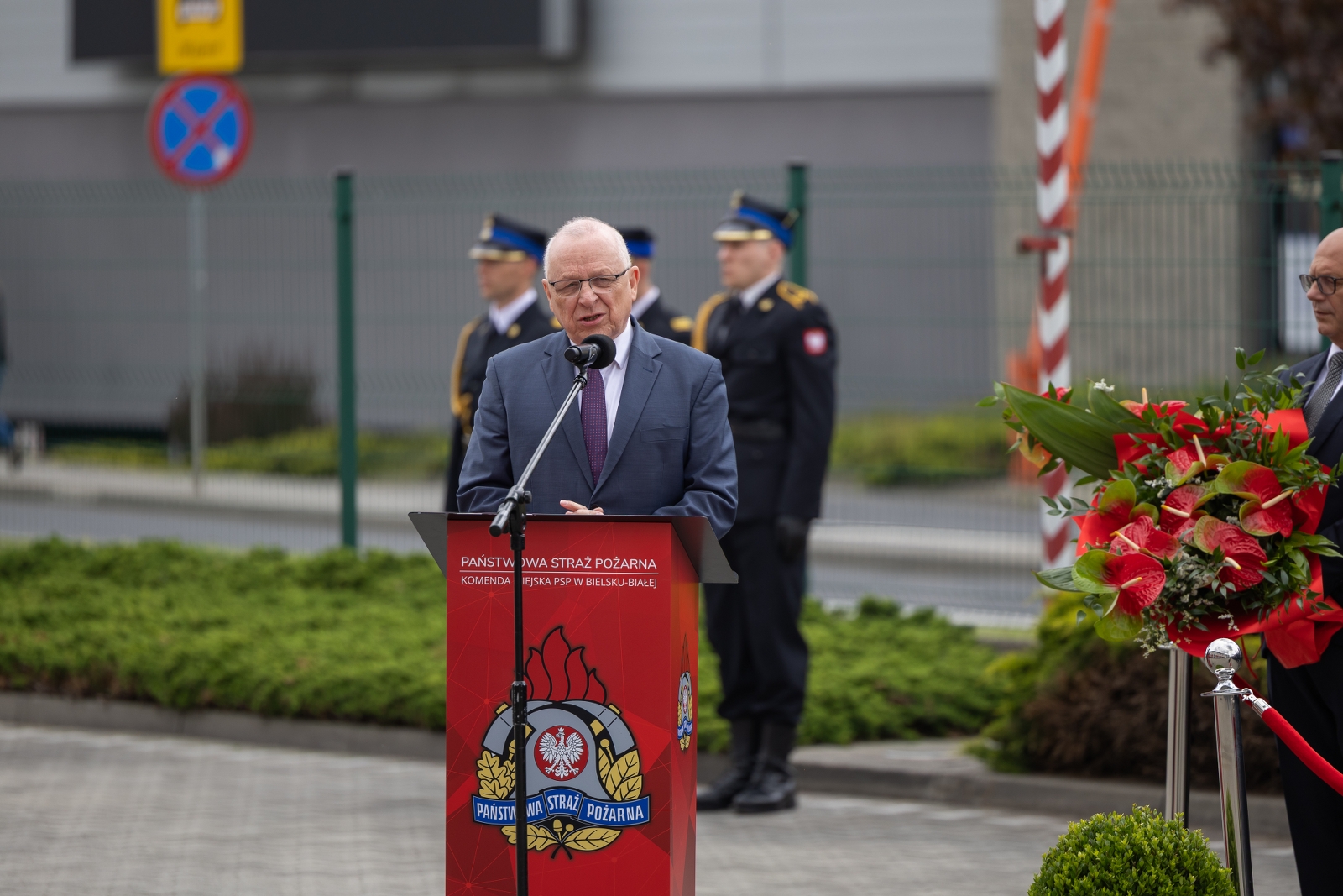 na zdjęciu osoby podczas uroczystości 