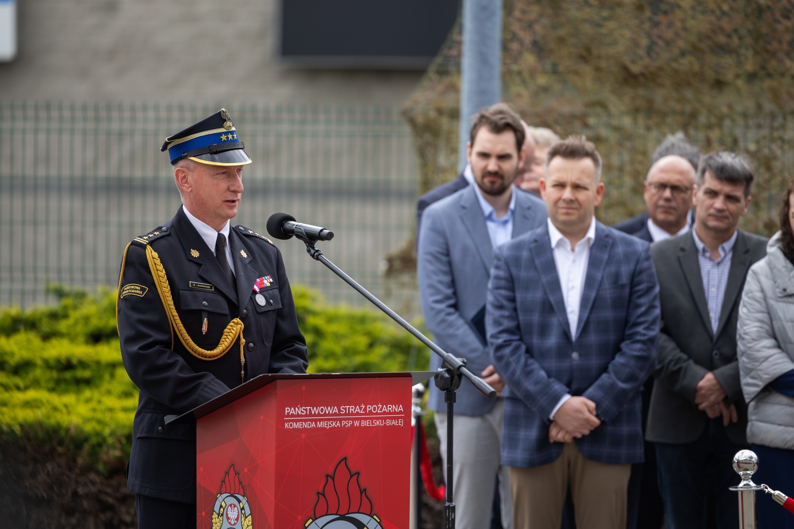 na zdjęciu osoby podczas uroczystości 