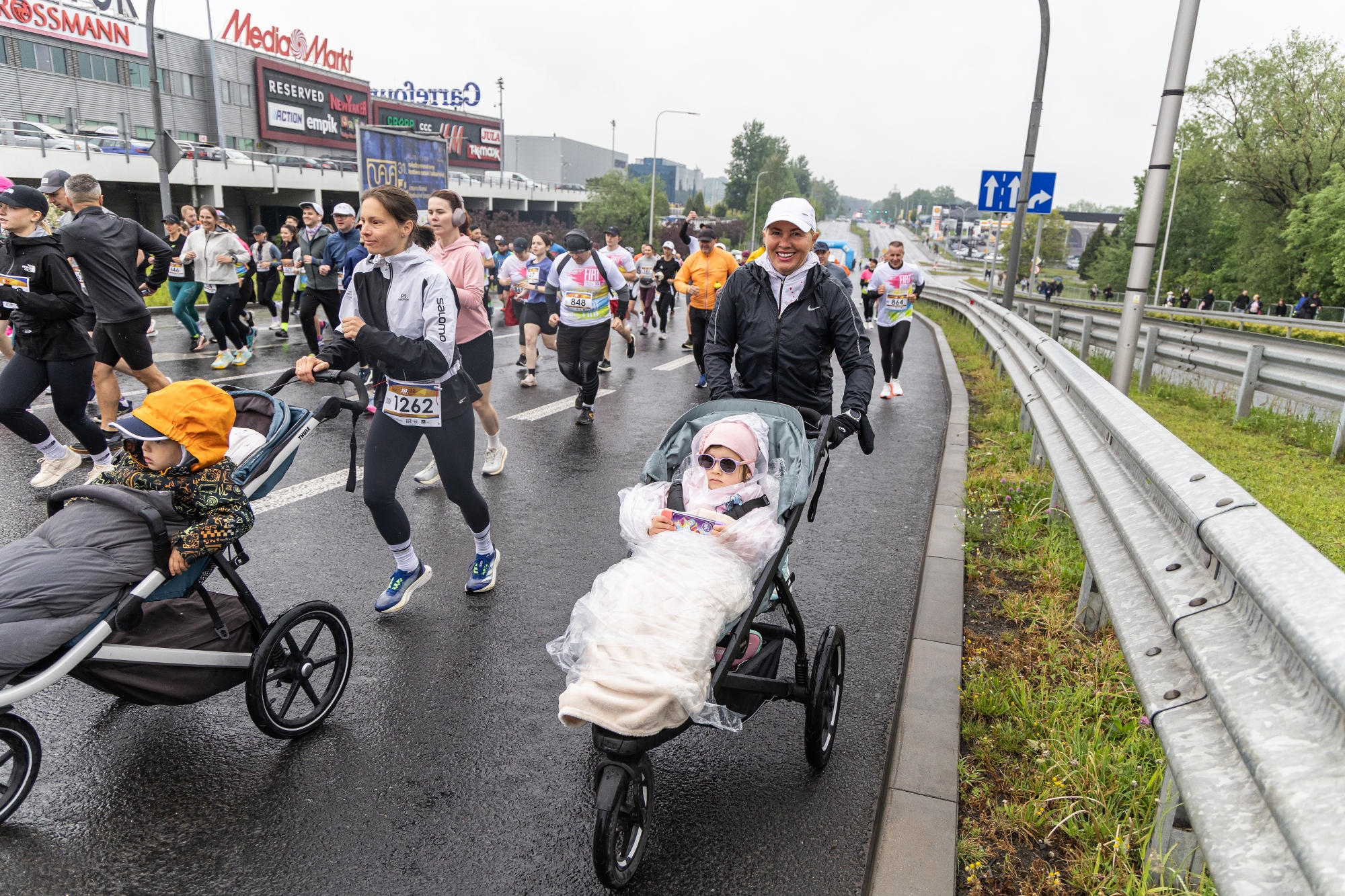 na zdjęciu biegacze