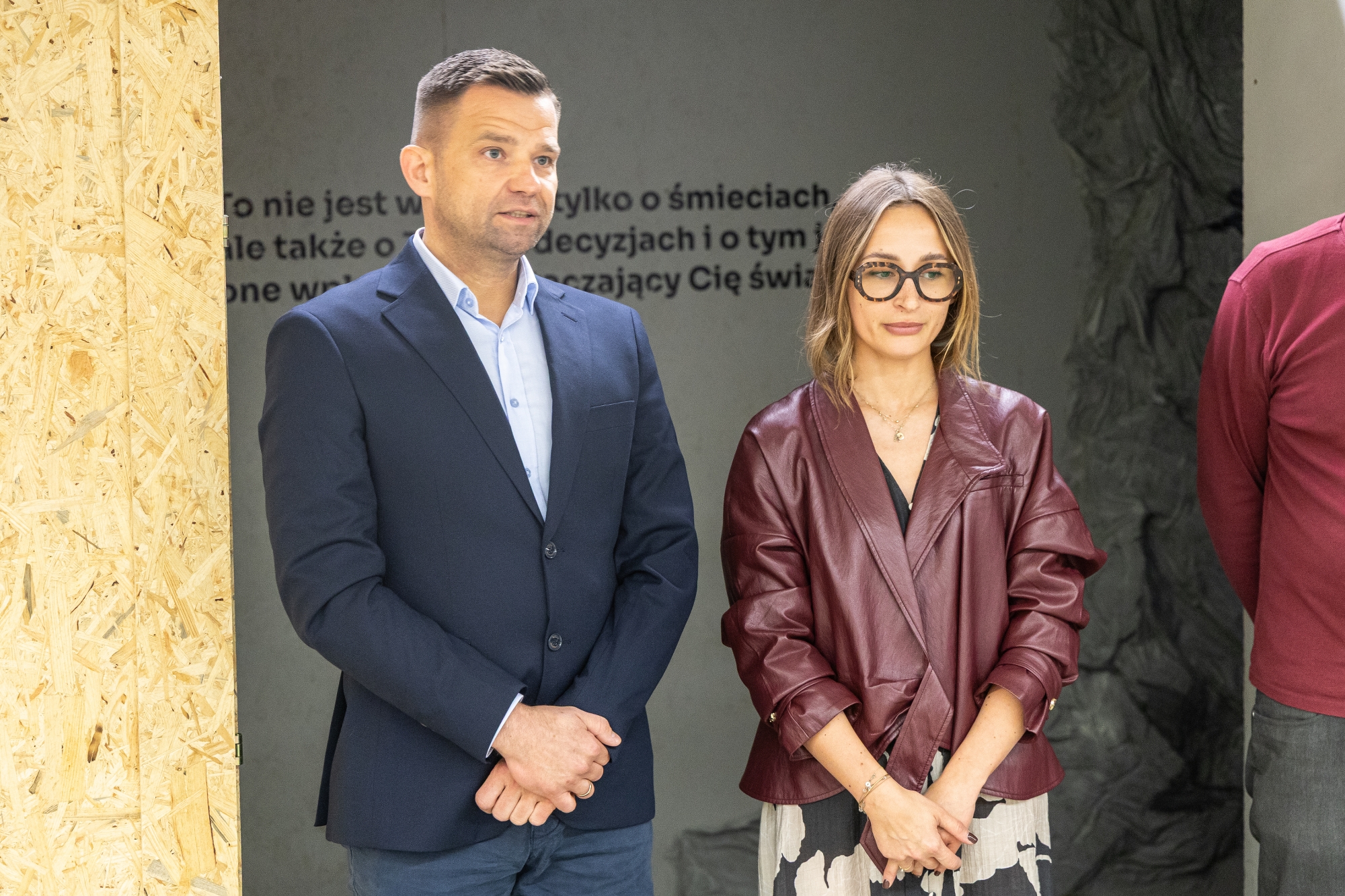 na zdjęciu elementy wystawy i zwierzający podczas otwarcia