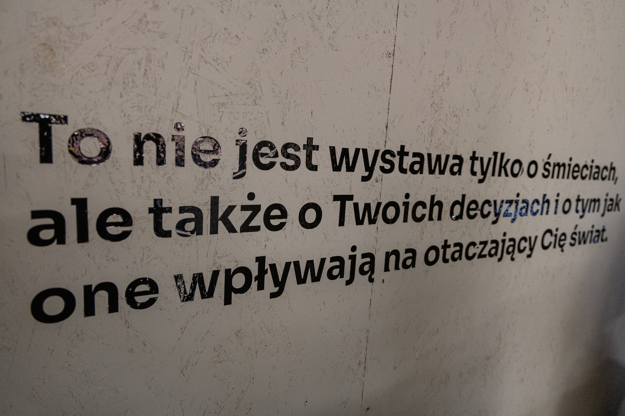 na zdjęciu elementy wystawy i zwierzający podczas otwarcia