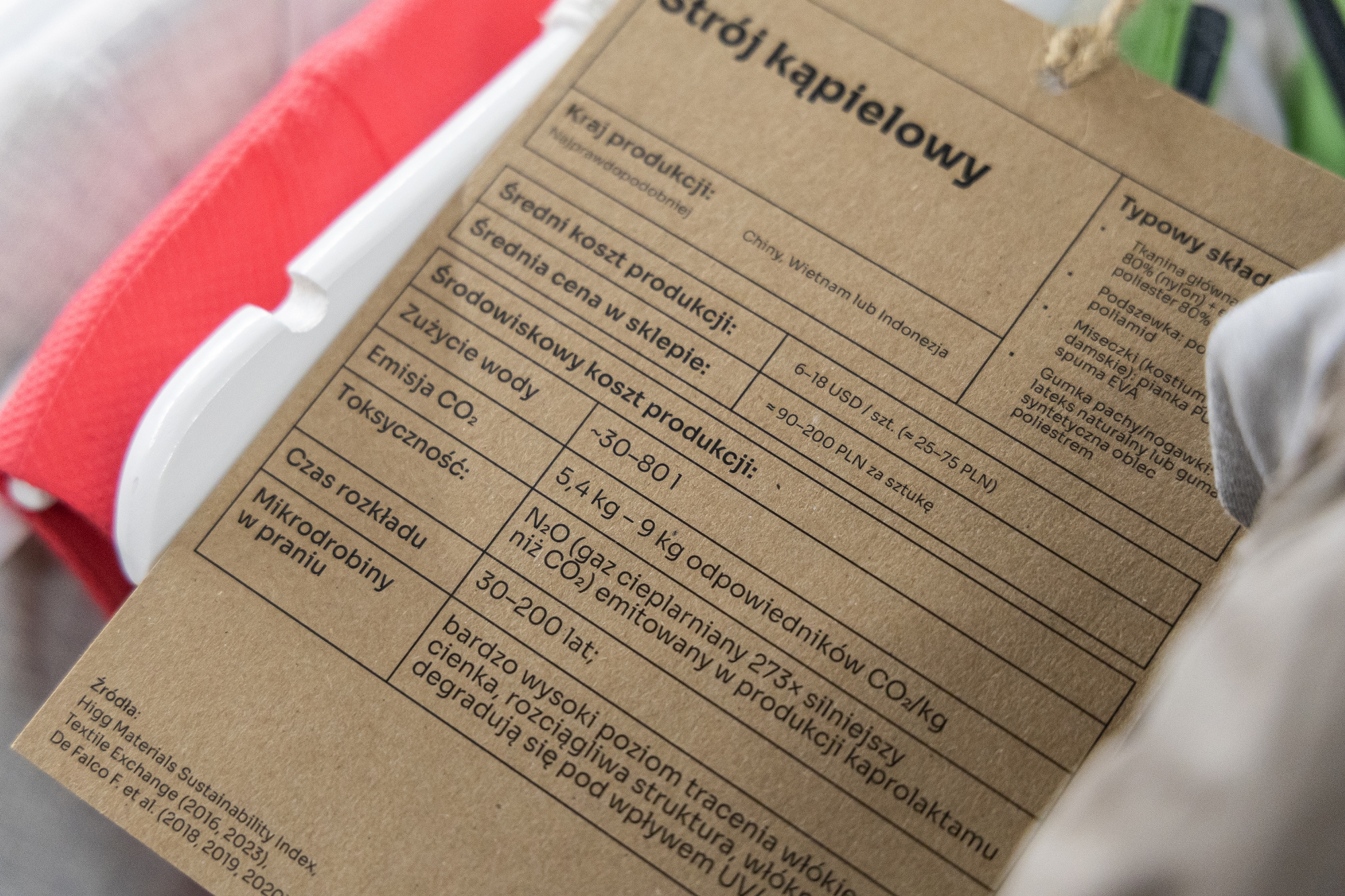 na zdjęciu elementy wystawy i zwierzający podczas otwarcia