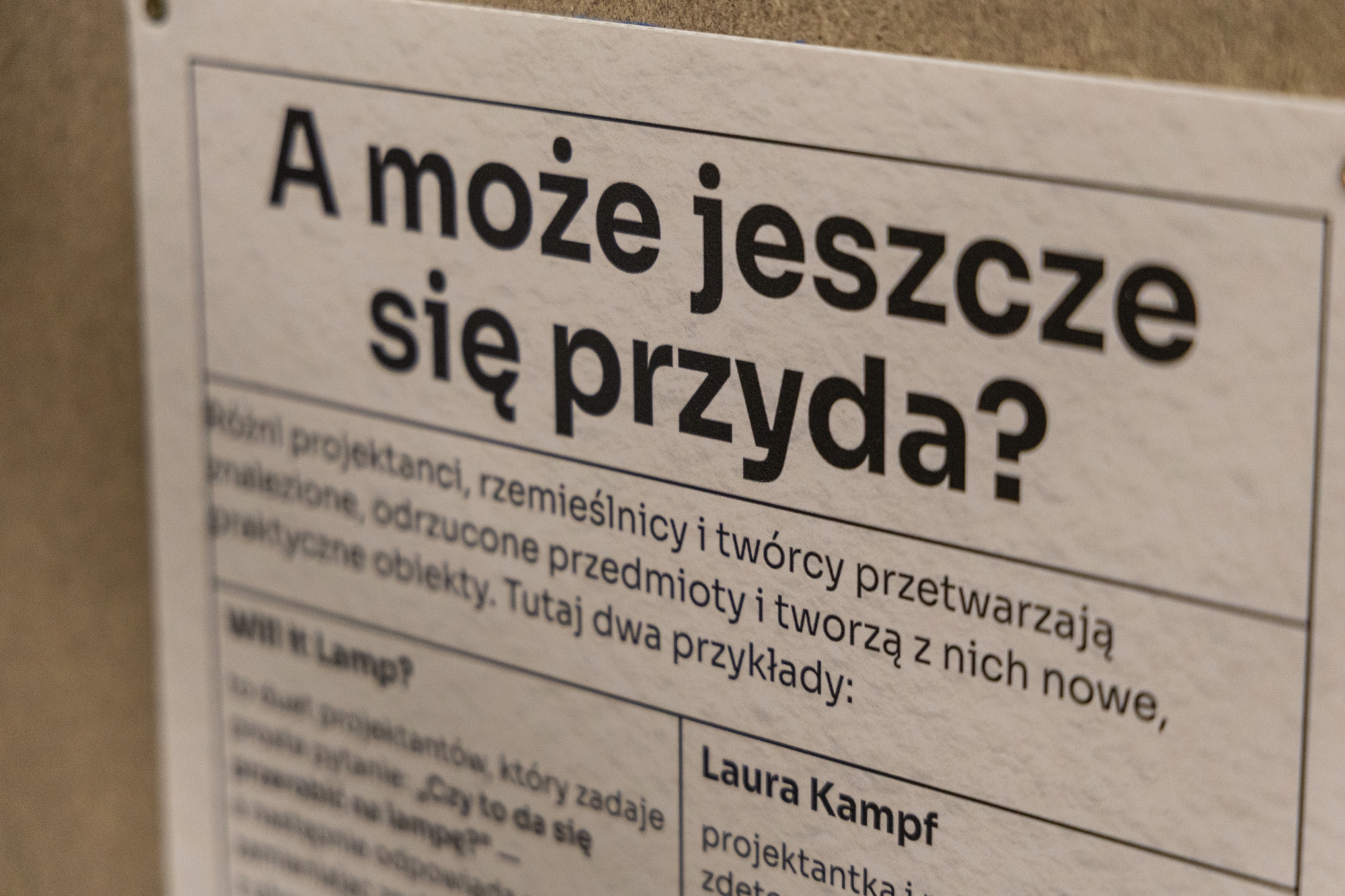 na zdjęciu elementy wystawy i zwierzający podczas otwarcia