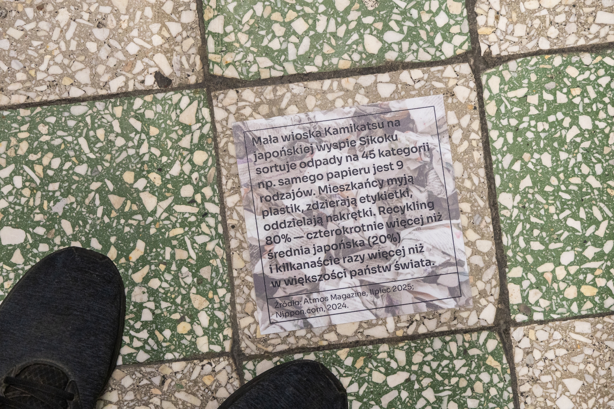 na zdjęciu elementy wystawy i zwierzający podczas otwarcia
