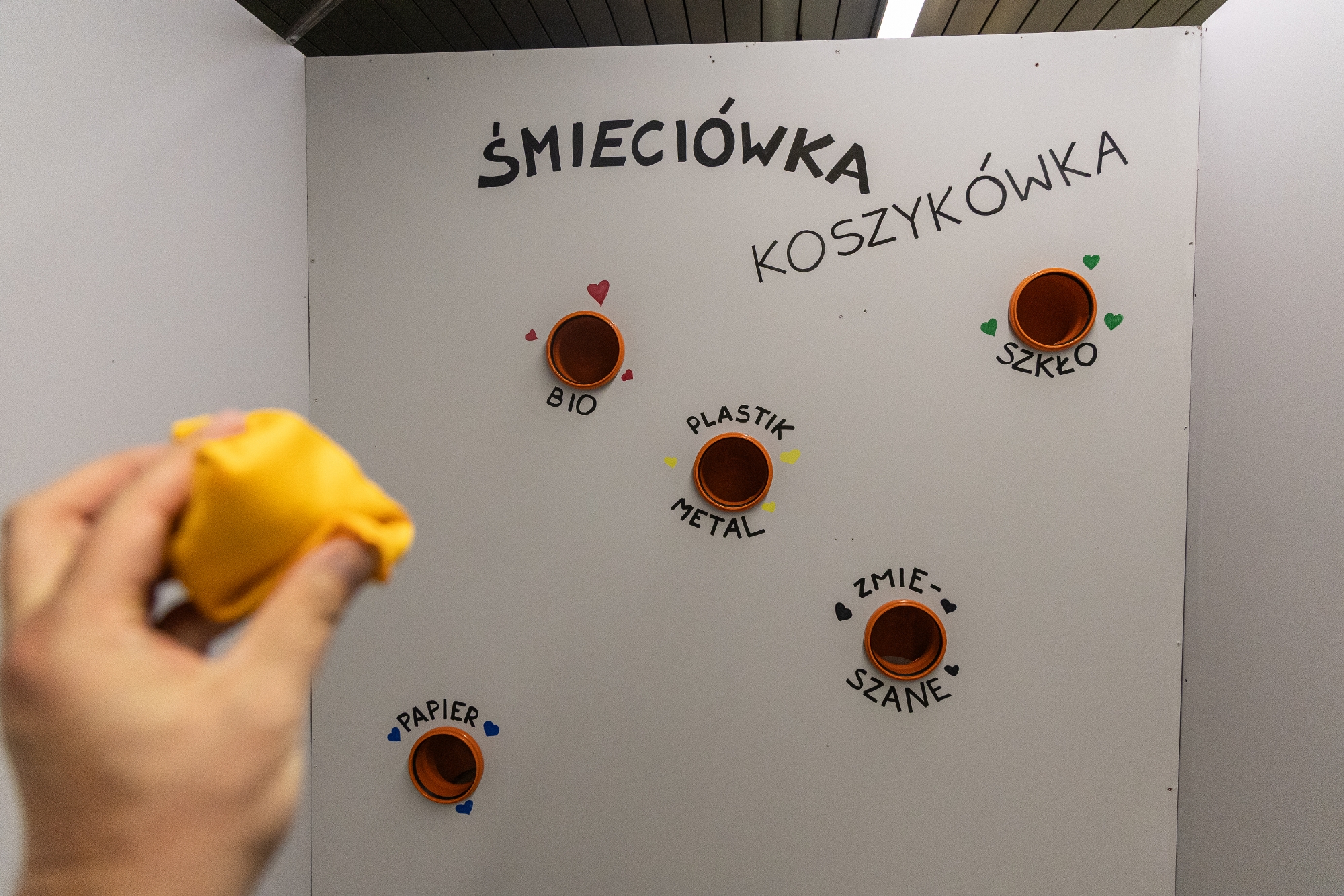 na zdjęciu elementy wystawy i zwierzający podczas otwarcia