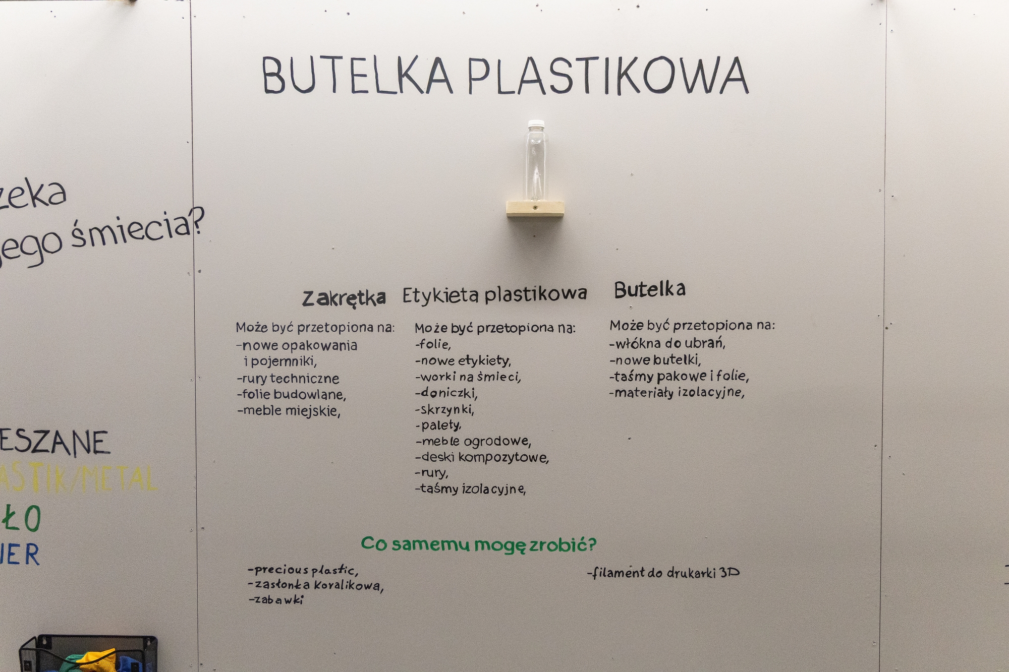 na zdjęciu elementy wystawy i zwierzający podczas otwarcia