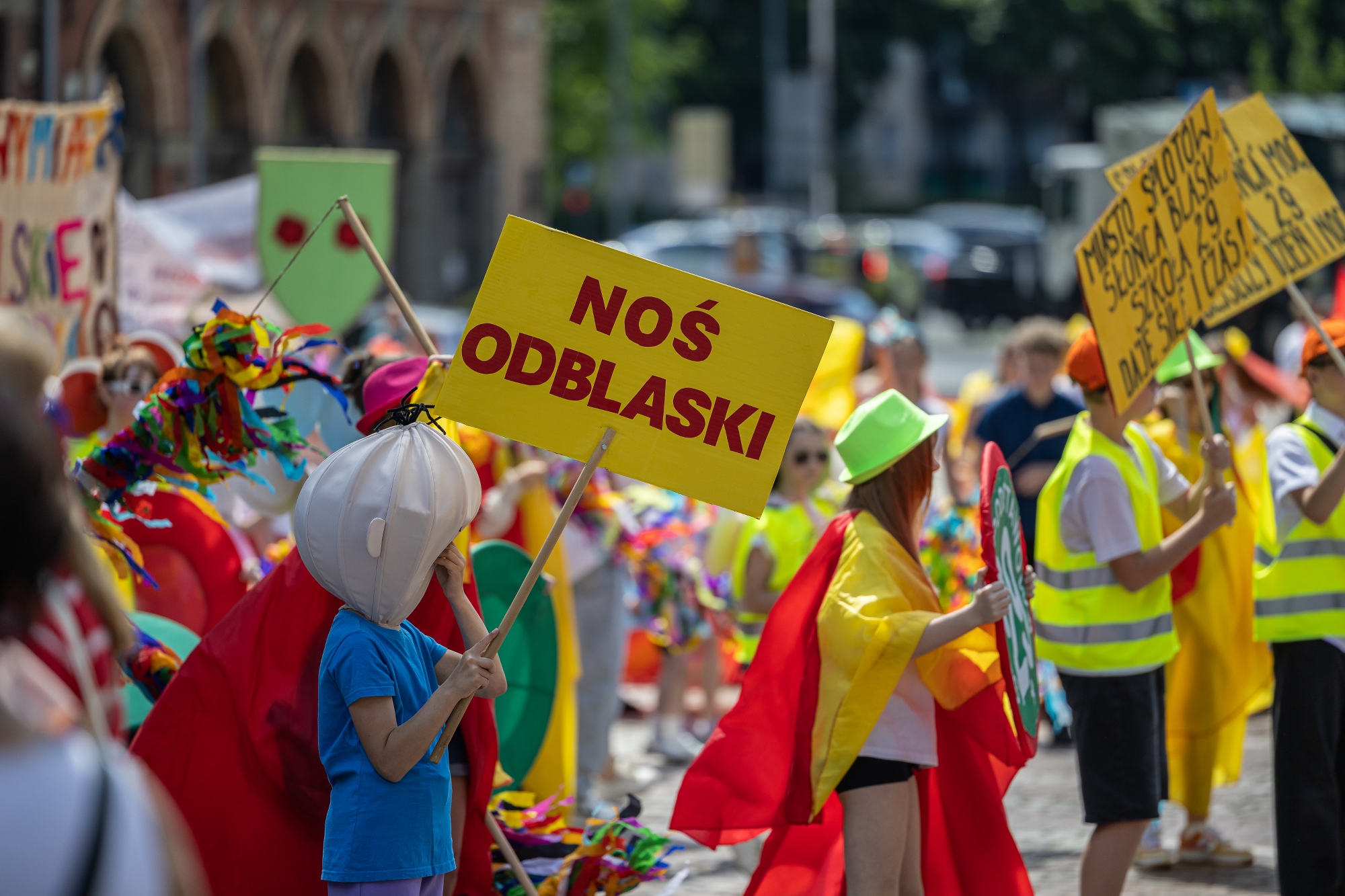 na zdjęciu osoby podczas korowodu