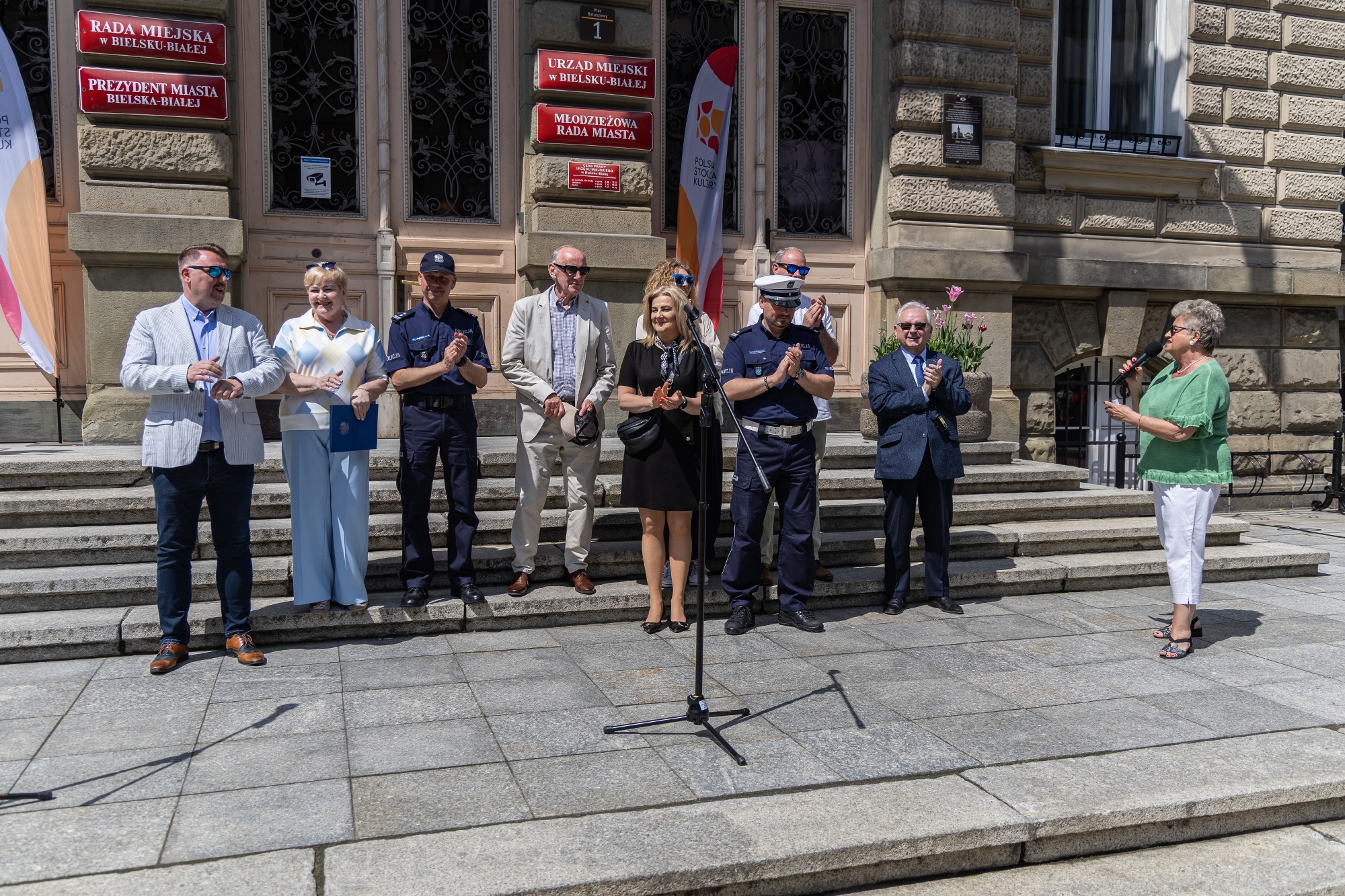 na zdjęciu osoby podczas korowodu
