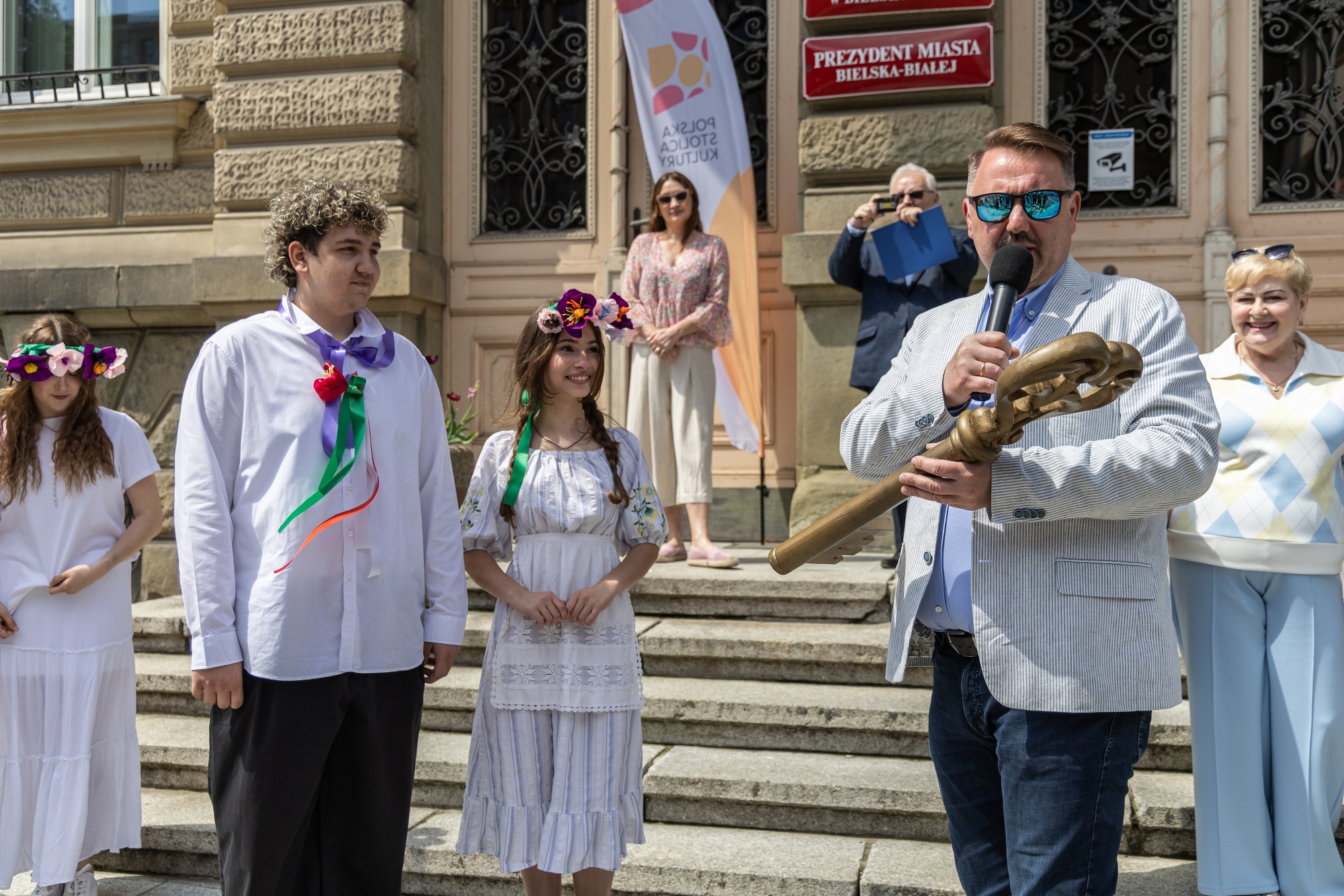 na zdjęciu osoby podczas korowodu