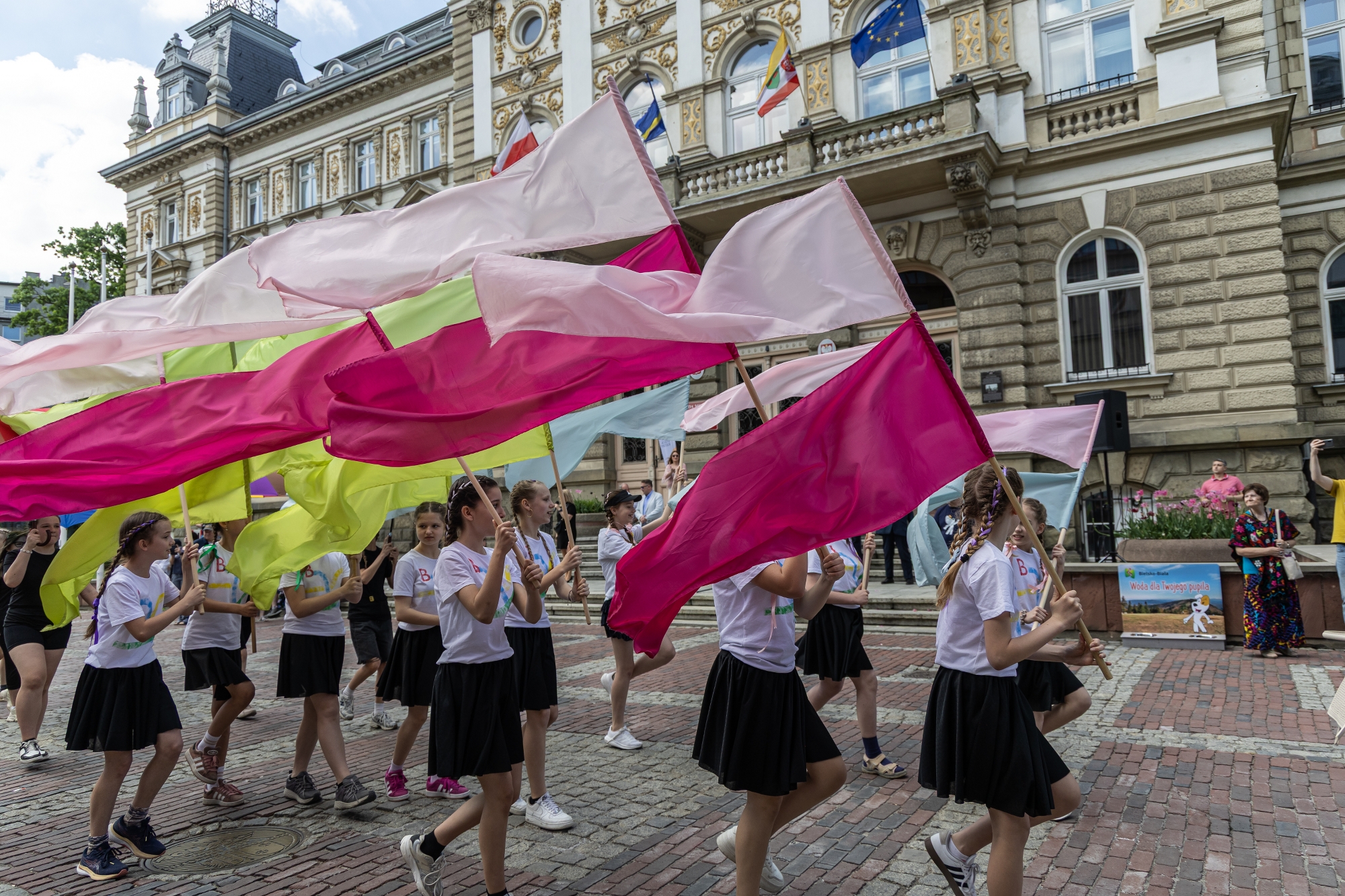 na zdjęciu osoby podczas korowodu
