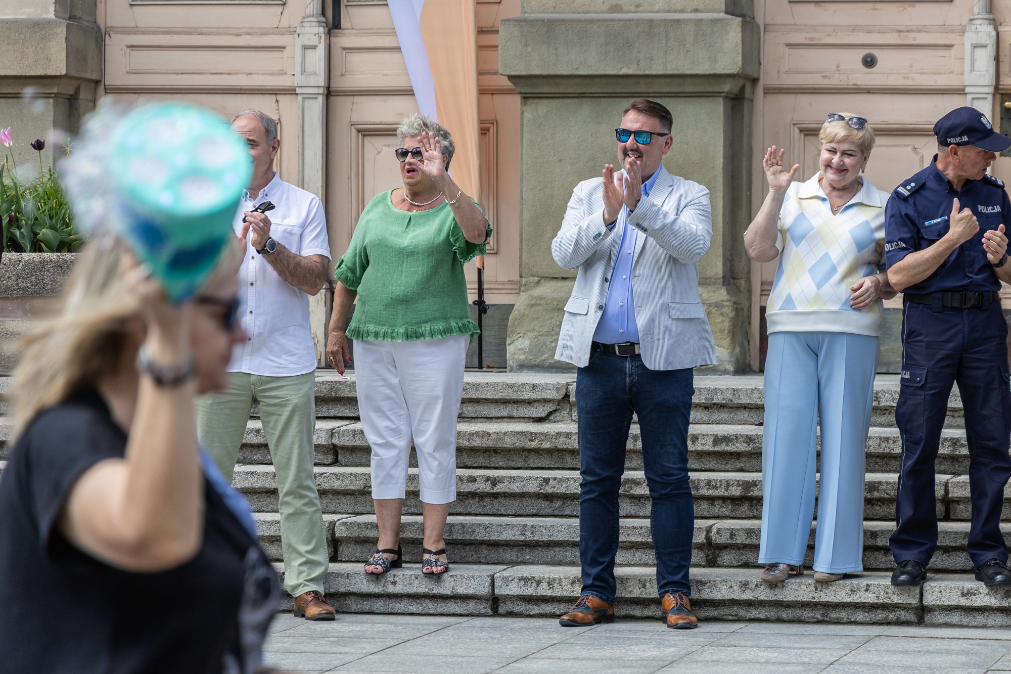 na zdjęciu osoby podczas korowodu