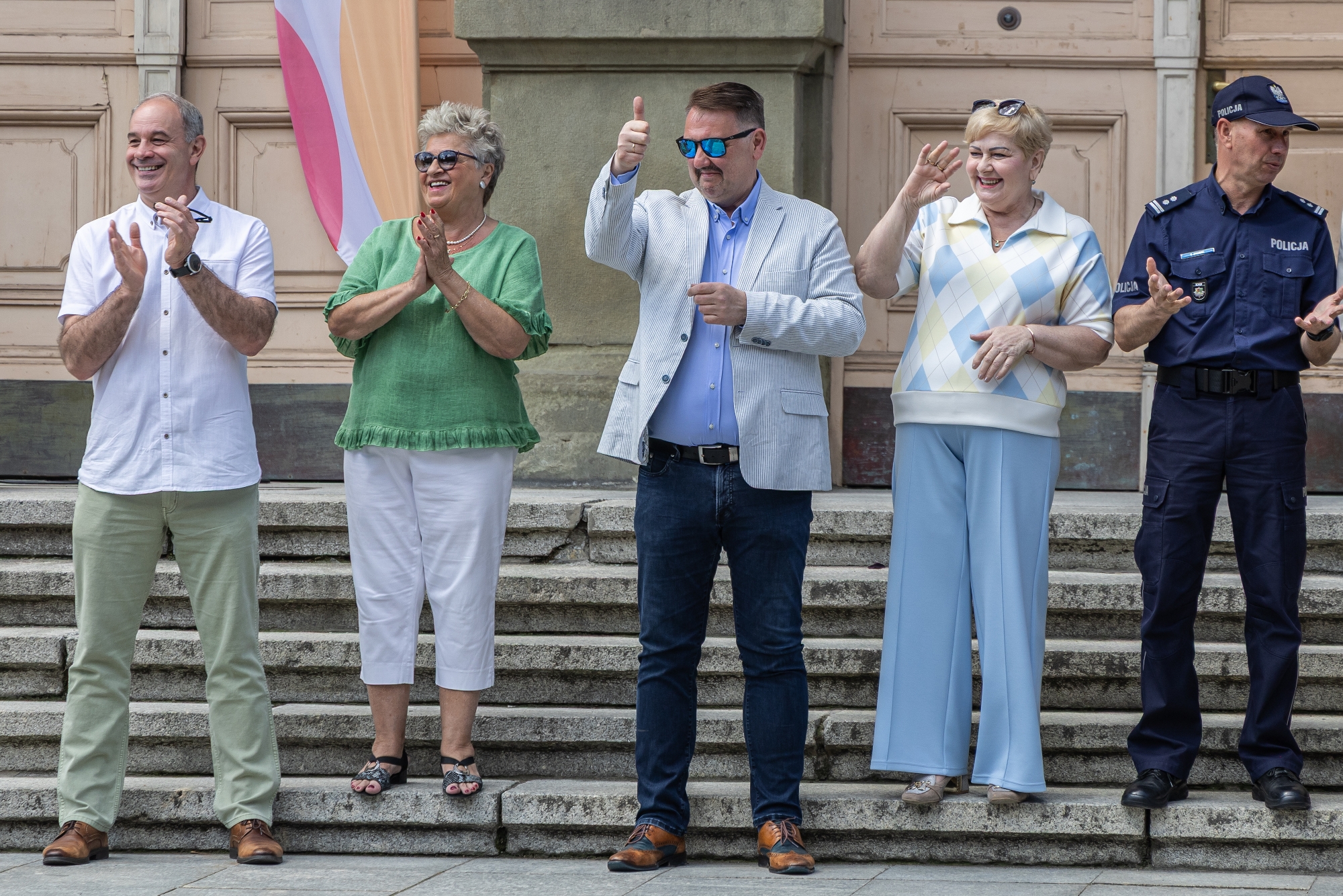 na zdjęciu osoby podczas korowodu