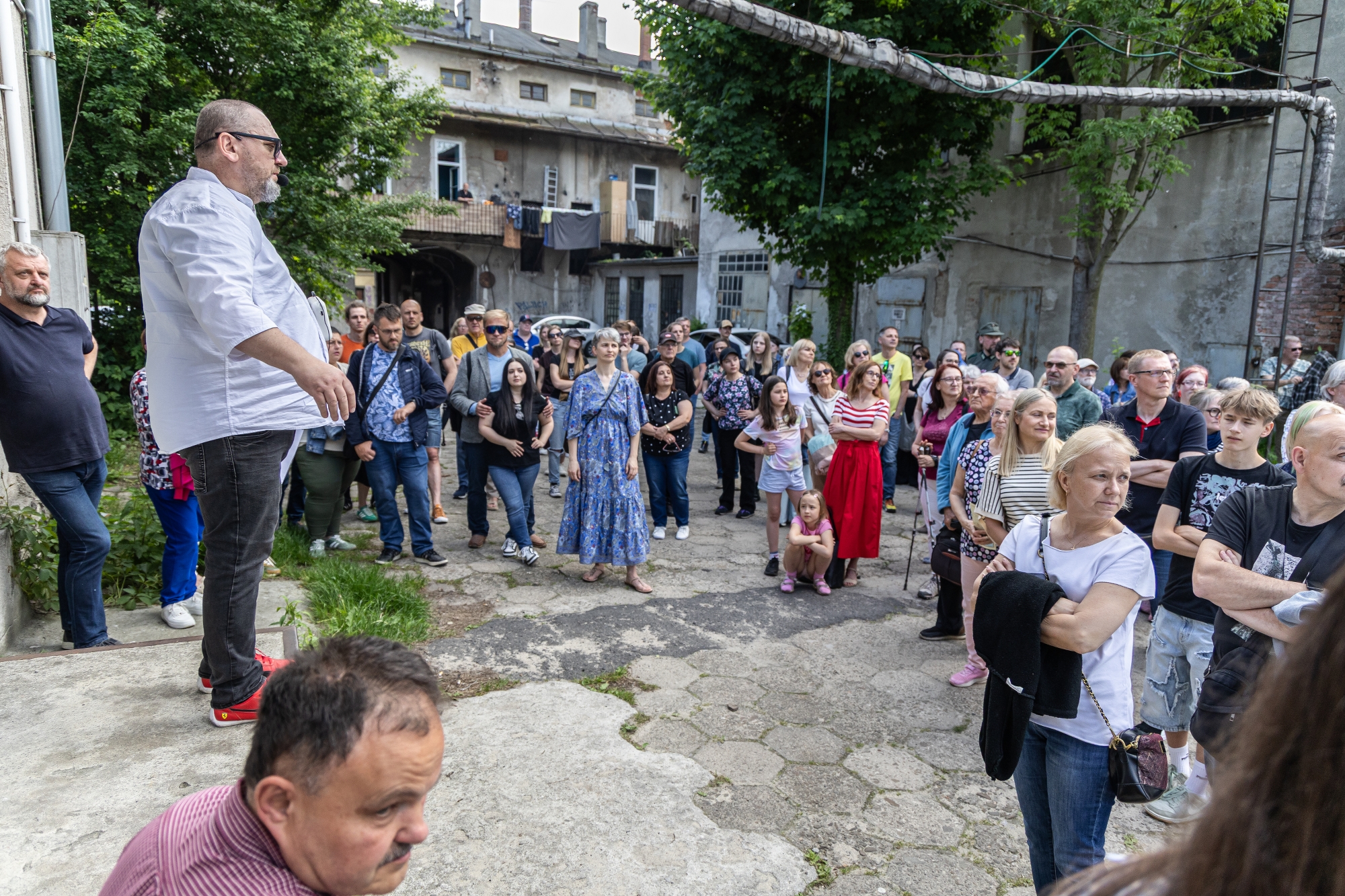 na zdjęciu osoby podczas nocy muzeów