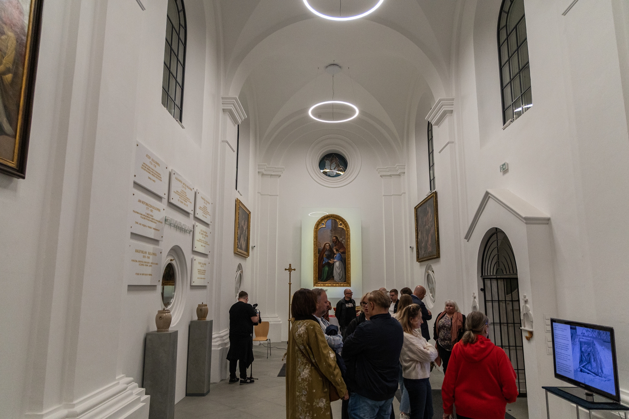 na zdjęciu osoby podczas nocy muzeów