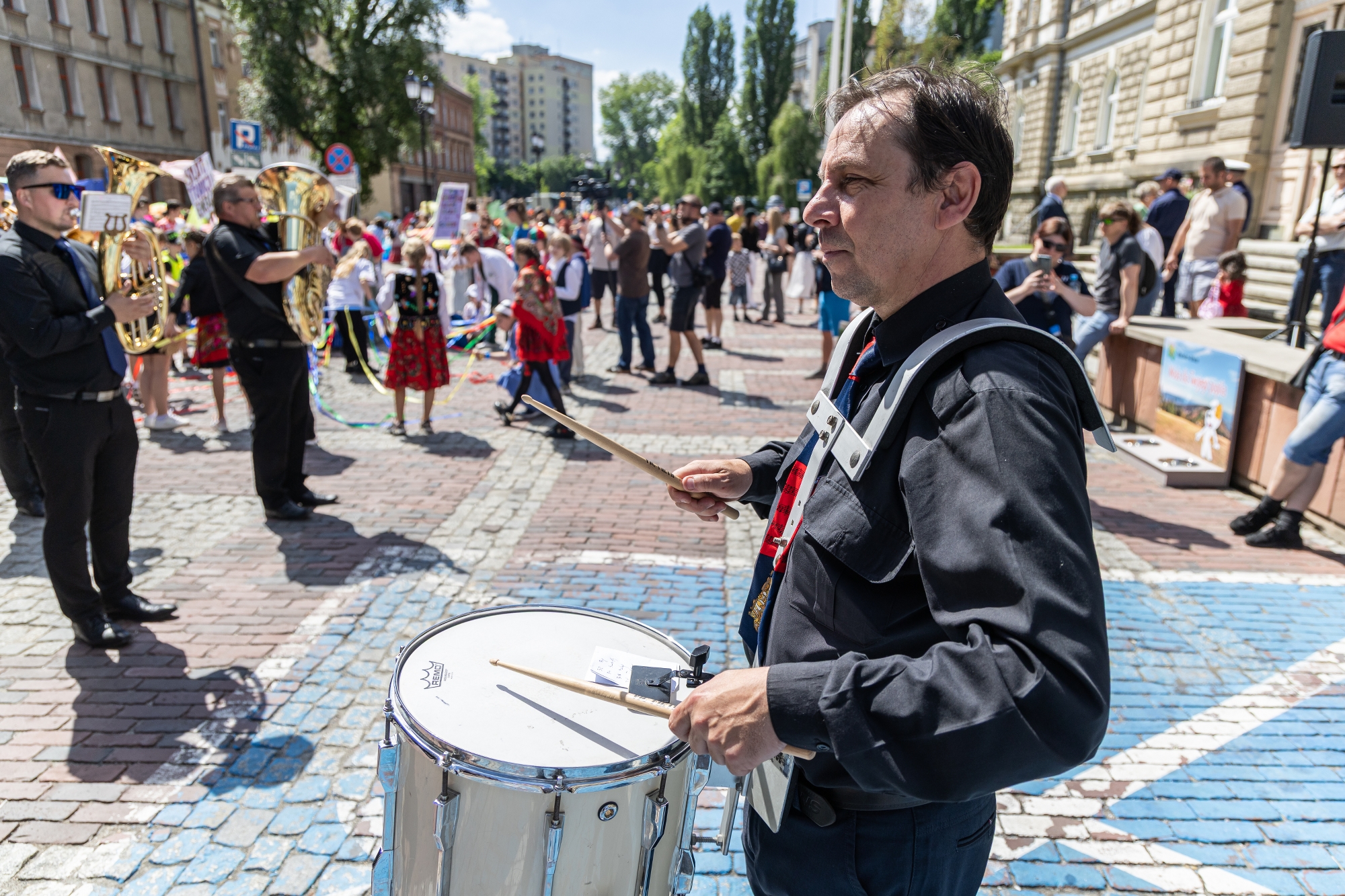 na zdjęciu osoby podczas korowodu