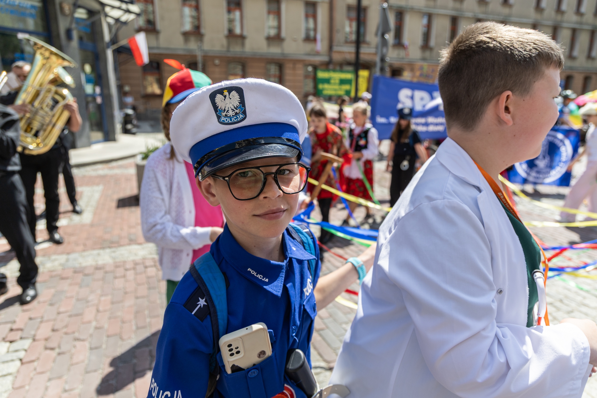na zdjęciu osoby podczas korowodu