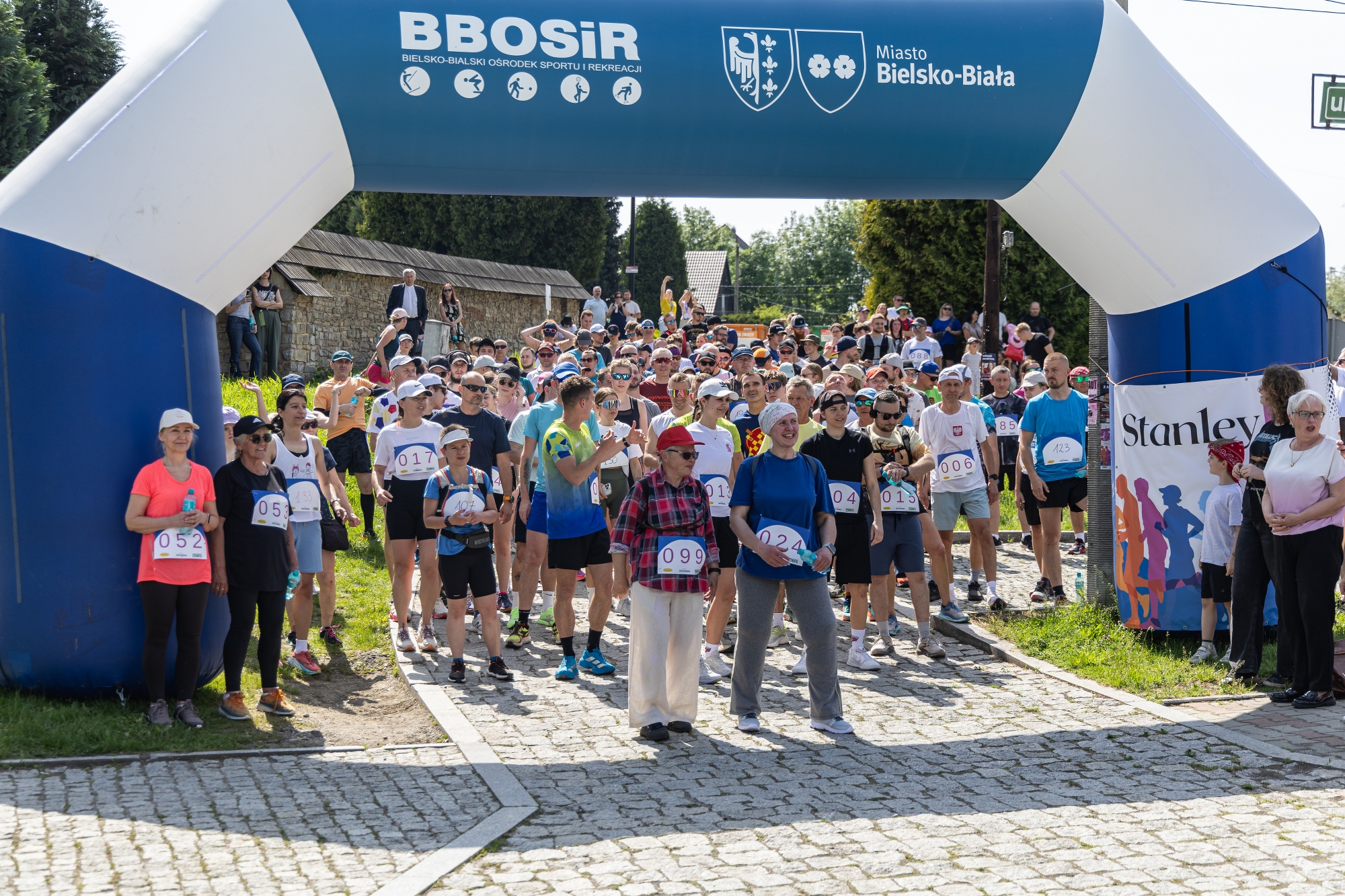 na zdjęciu osoby na pikniku