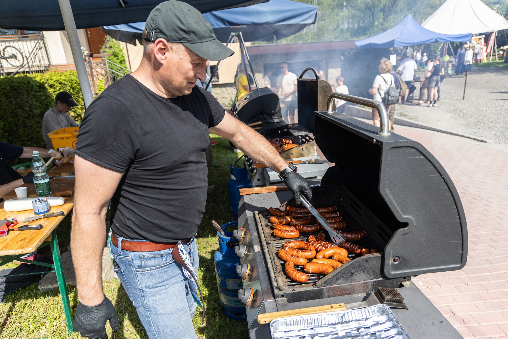 na zdjęciu osoby na pikniku