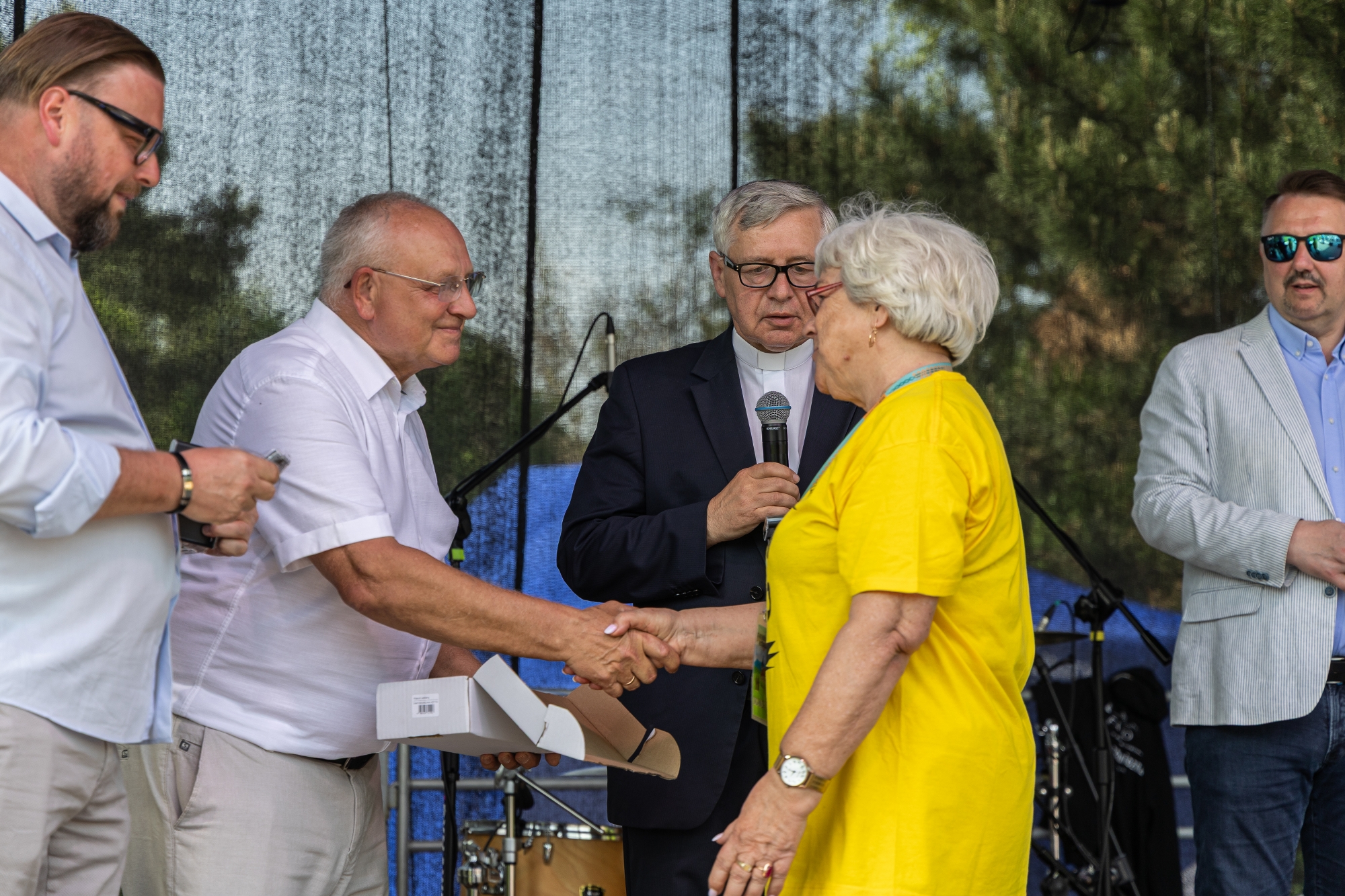 na zdjęciu osoby na pikniku