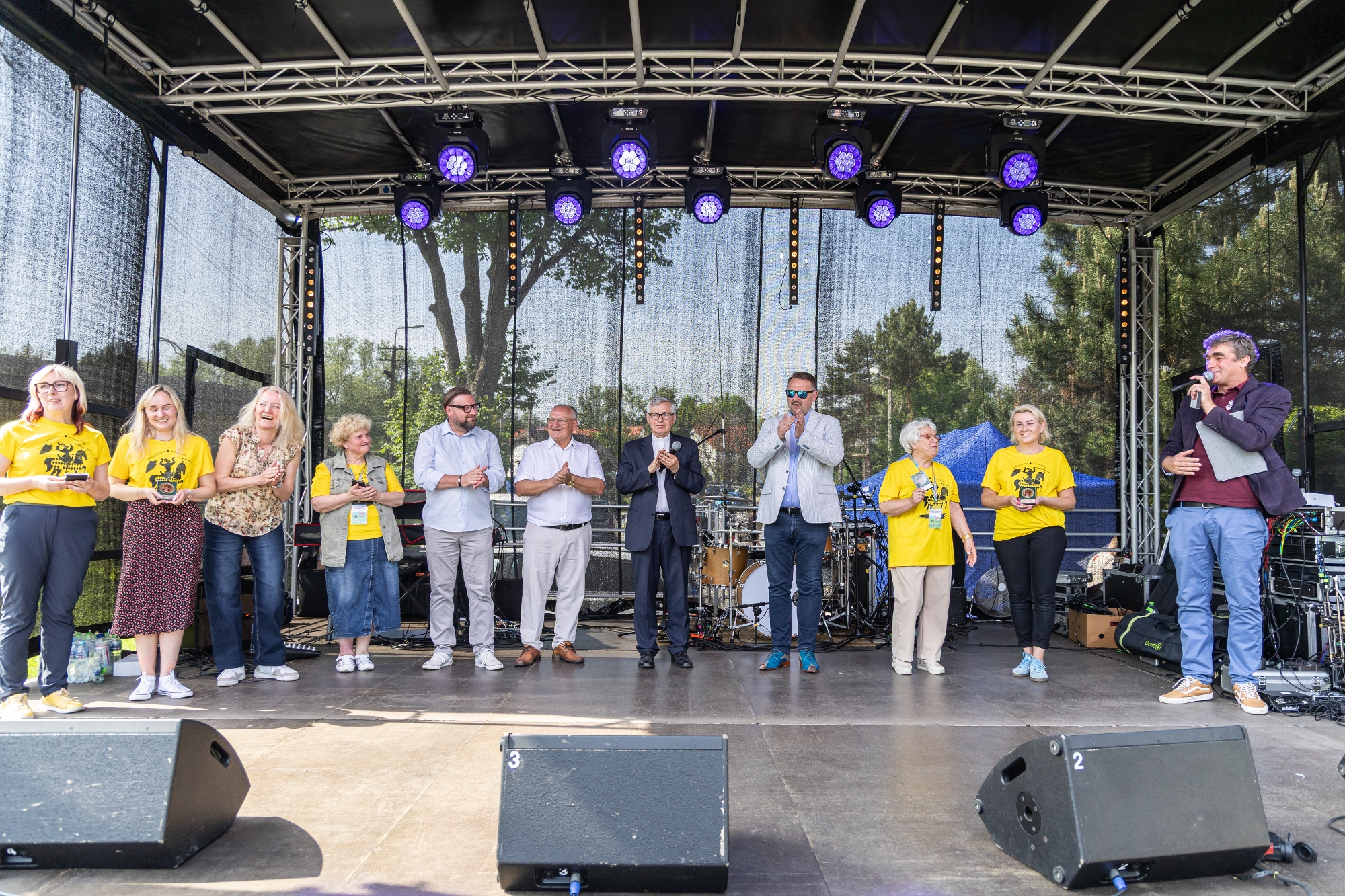 na zdjęciu osoby na pikniku