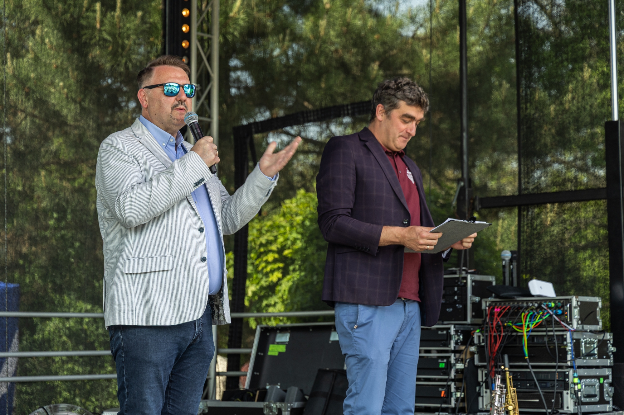 na zdjęciu osoby na pikniku