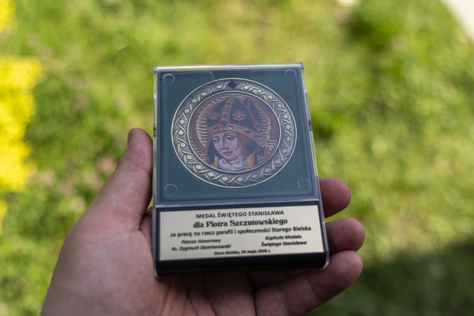 na zdjęciu osoby na pikniku