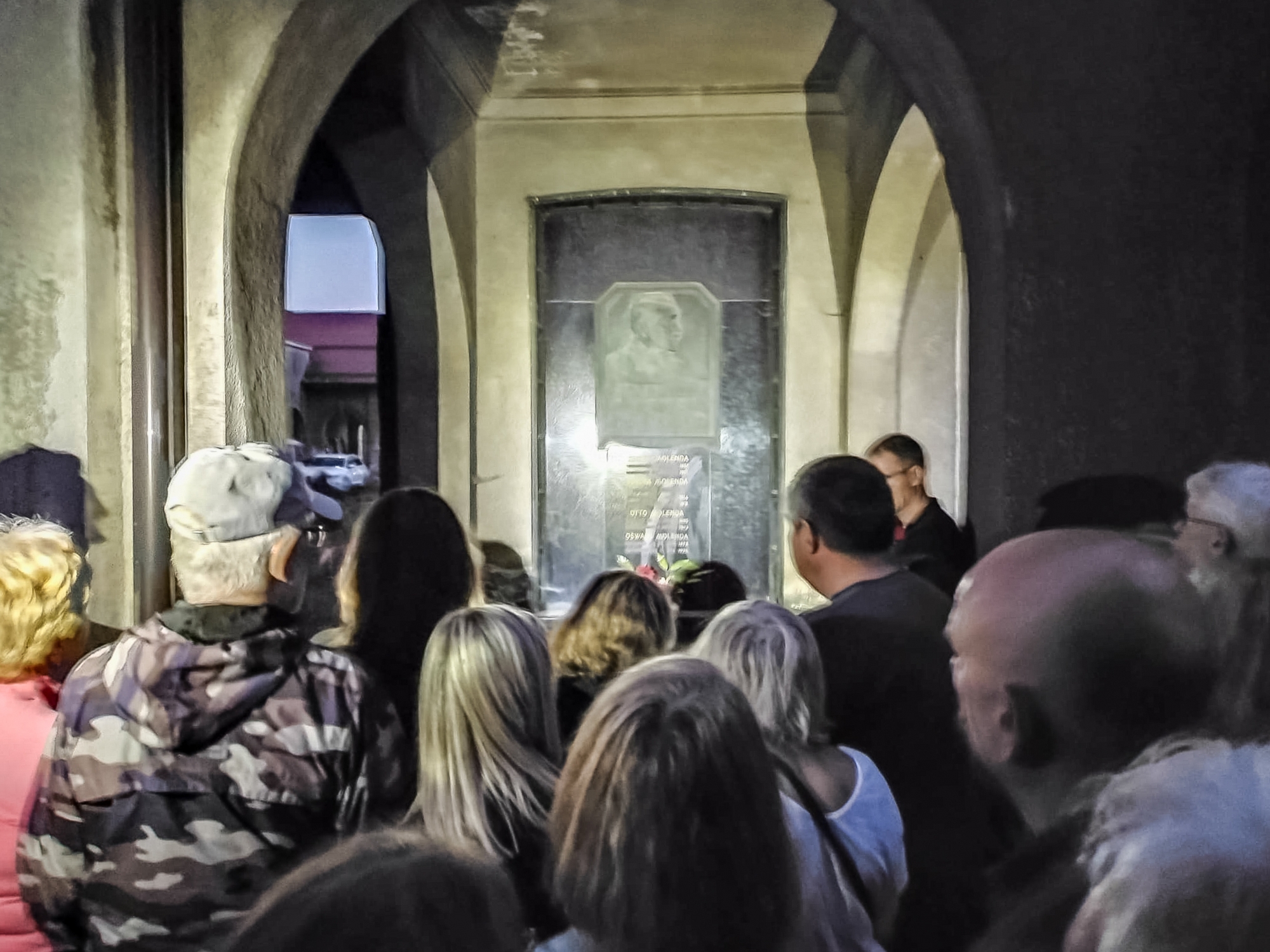 na zdjęciu osoby podczas nocy muzeów