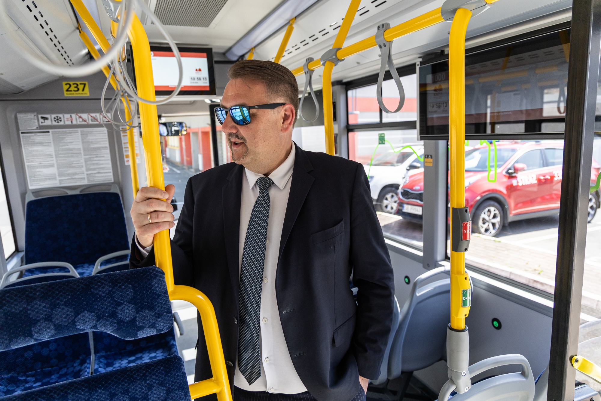 na zdjęciu nowy autobus i zaproszeni goście 