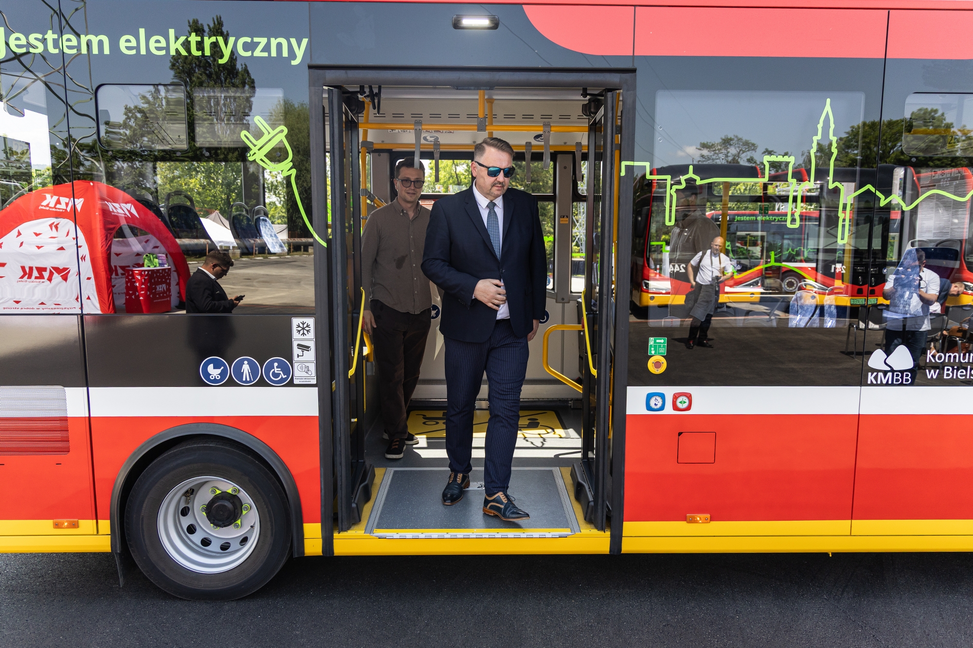 na zdjęciu nowy autobus i zaproszeni goście 