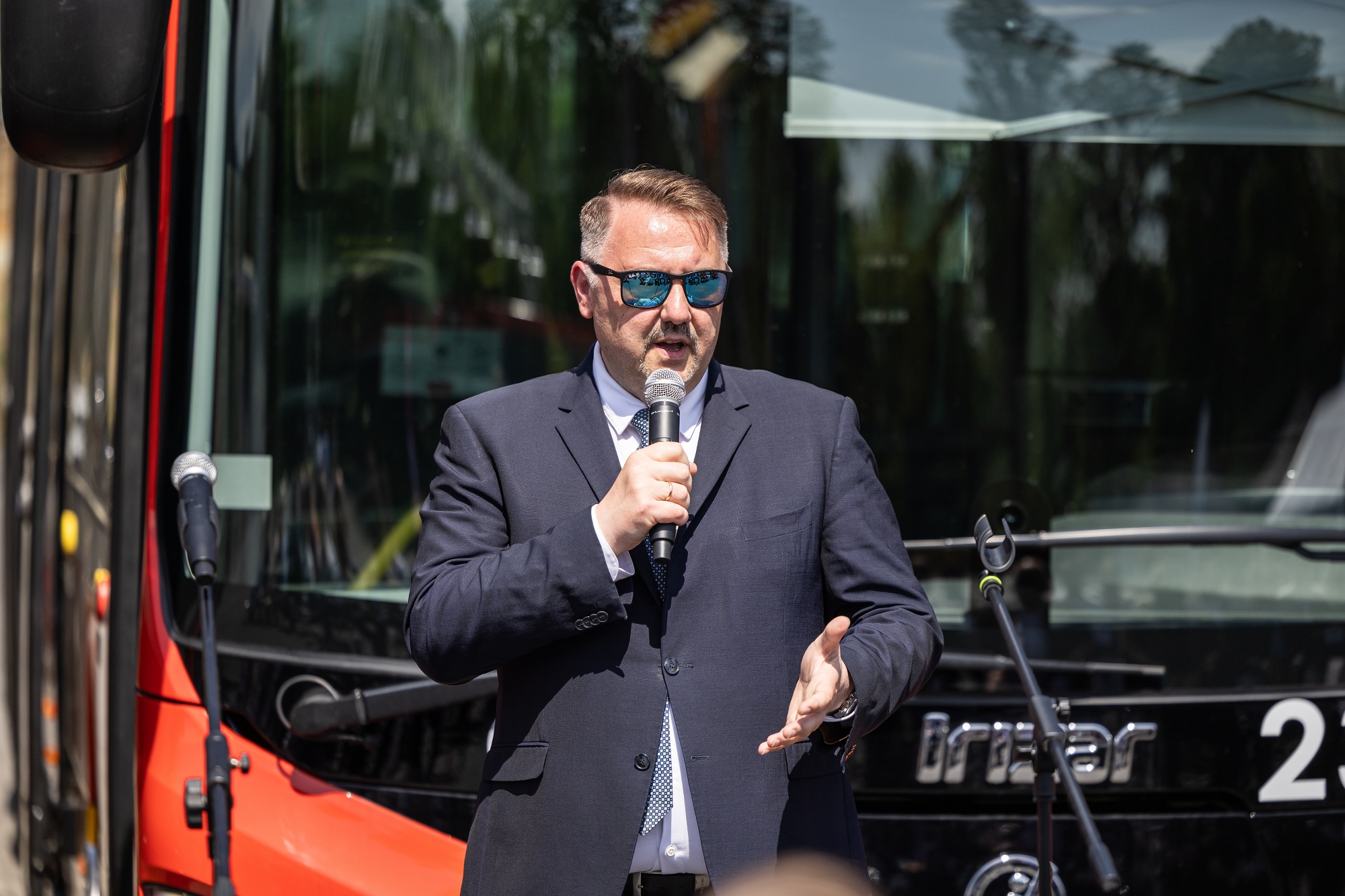 na zdjęciu nowy autobus i zaproszeni goście 