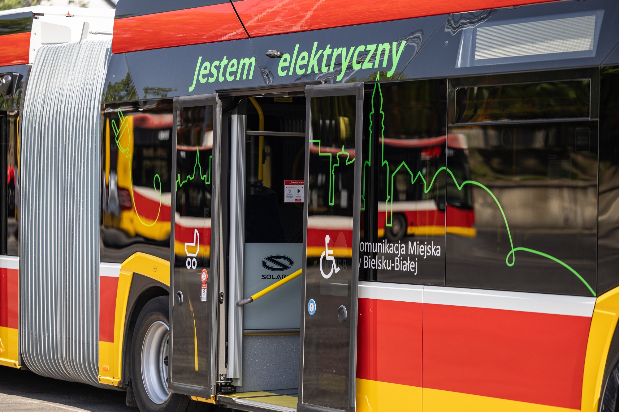 na zdjęciu nowy autobus i zaproszeni goście 