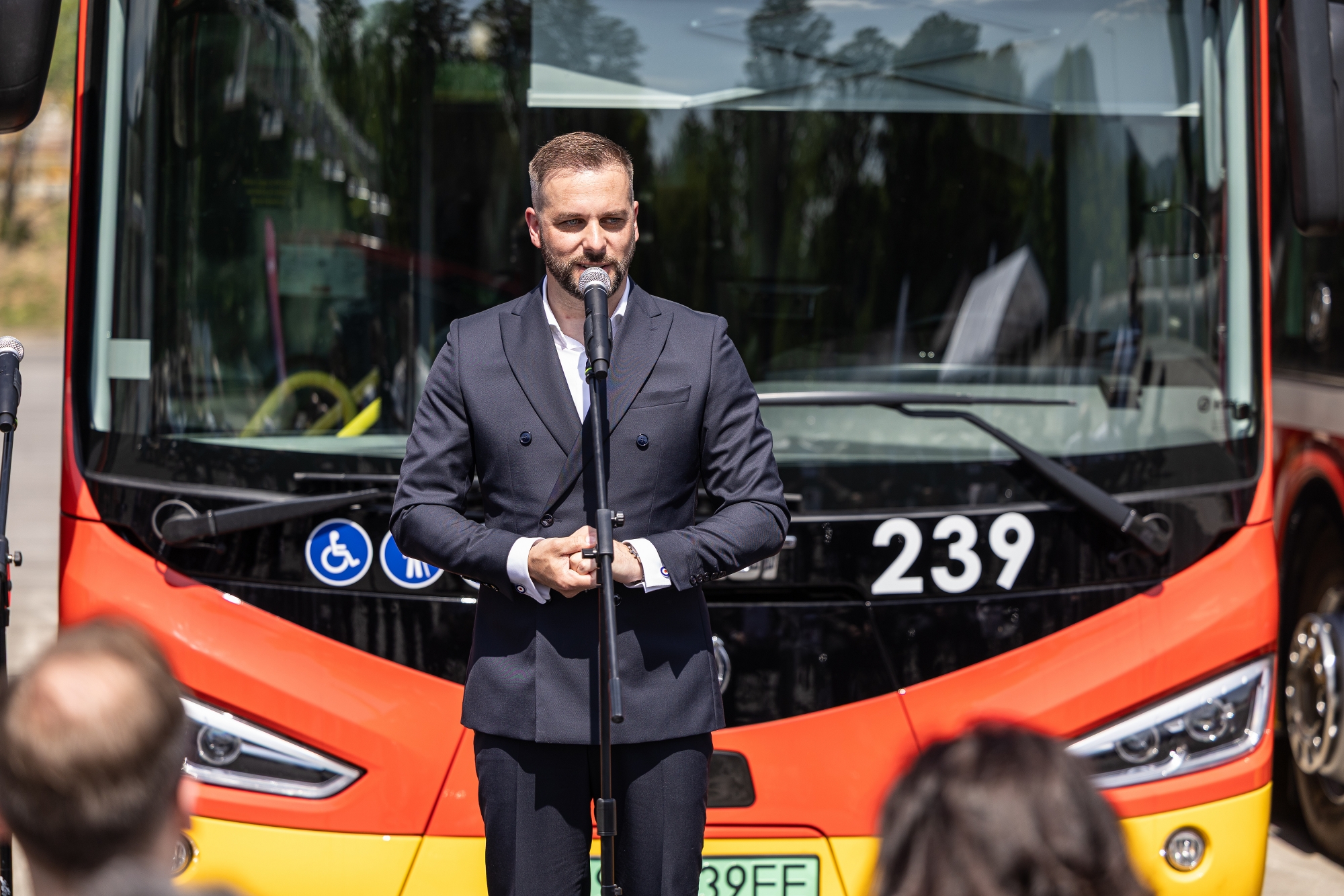 na zdjęciu nowy autobus i zaproszeni goście 