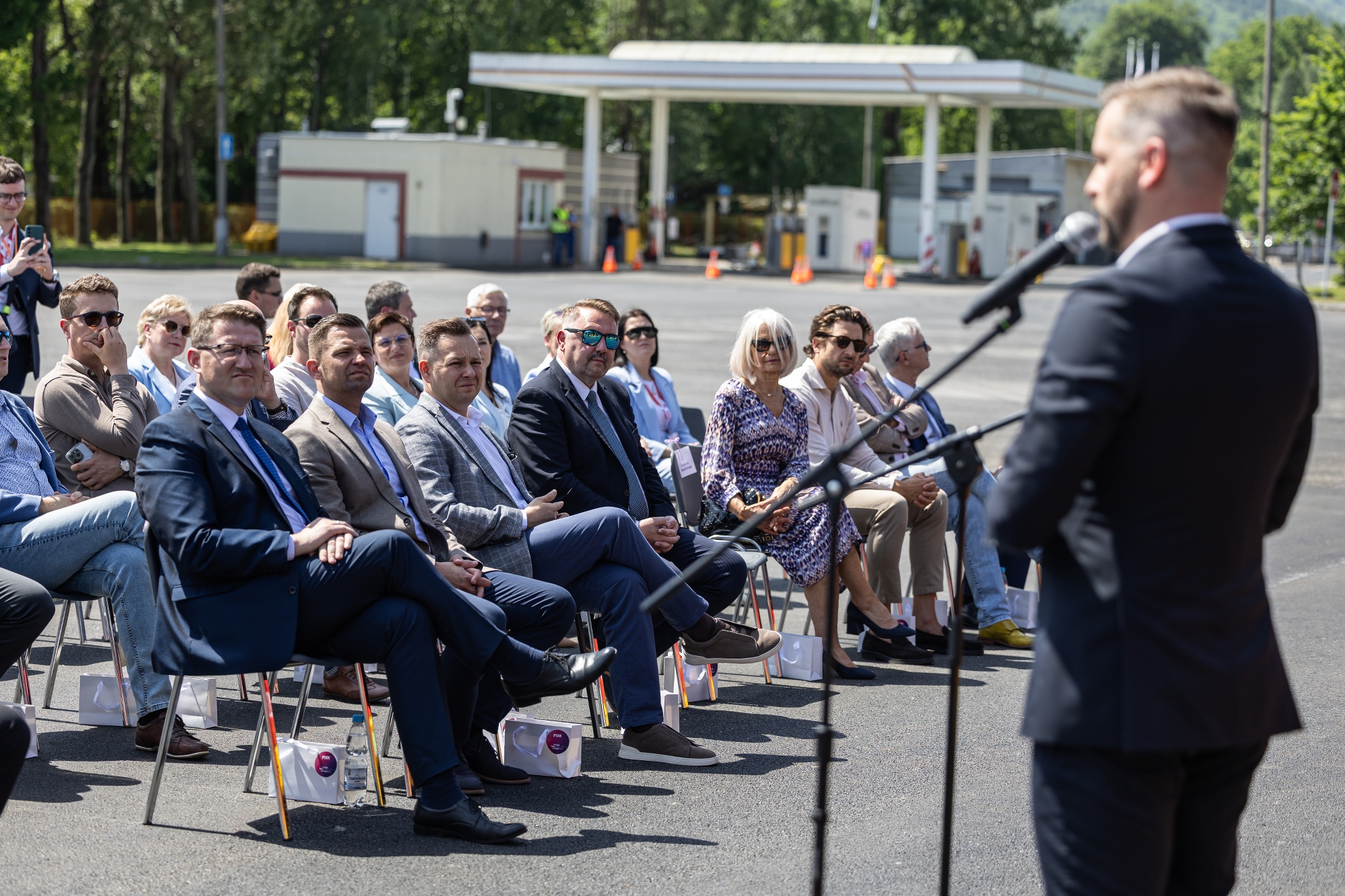na zdjęciu nowy autobus i zaproszeni goście 