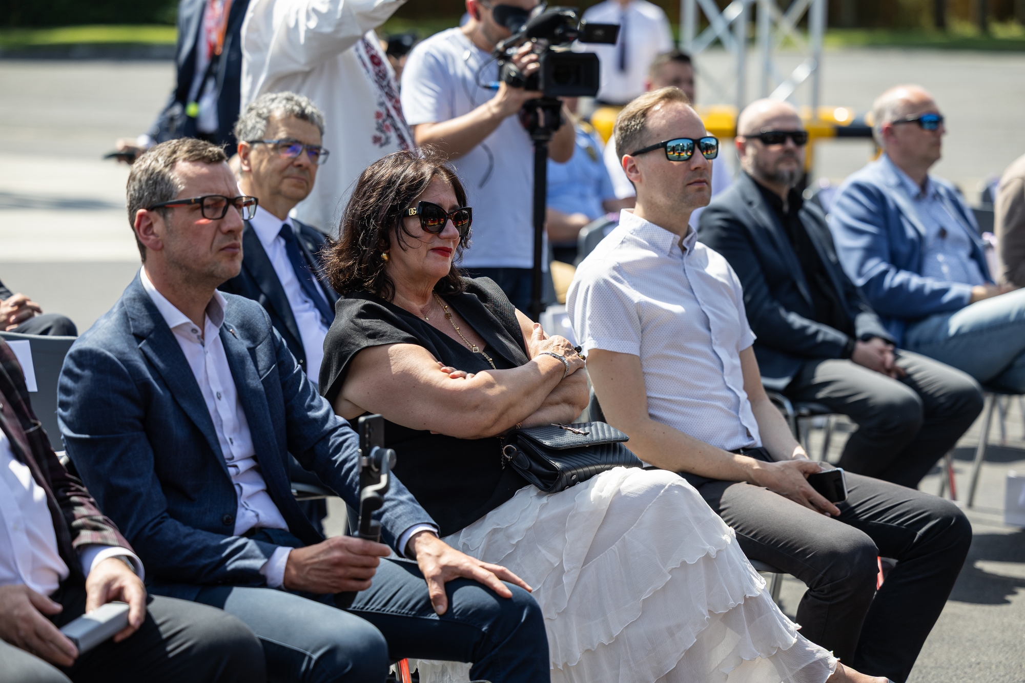 na zdjęciu nowy autobus i zaproszeni goście 
