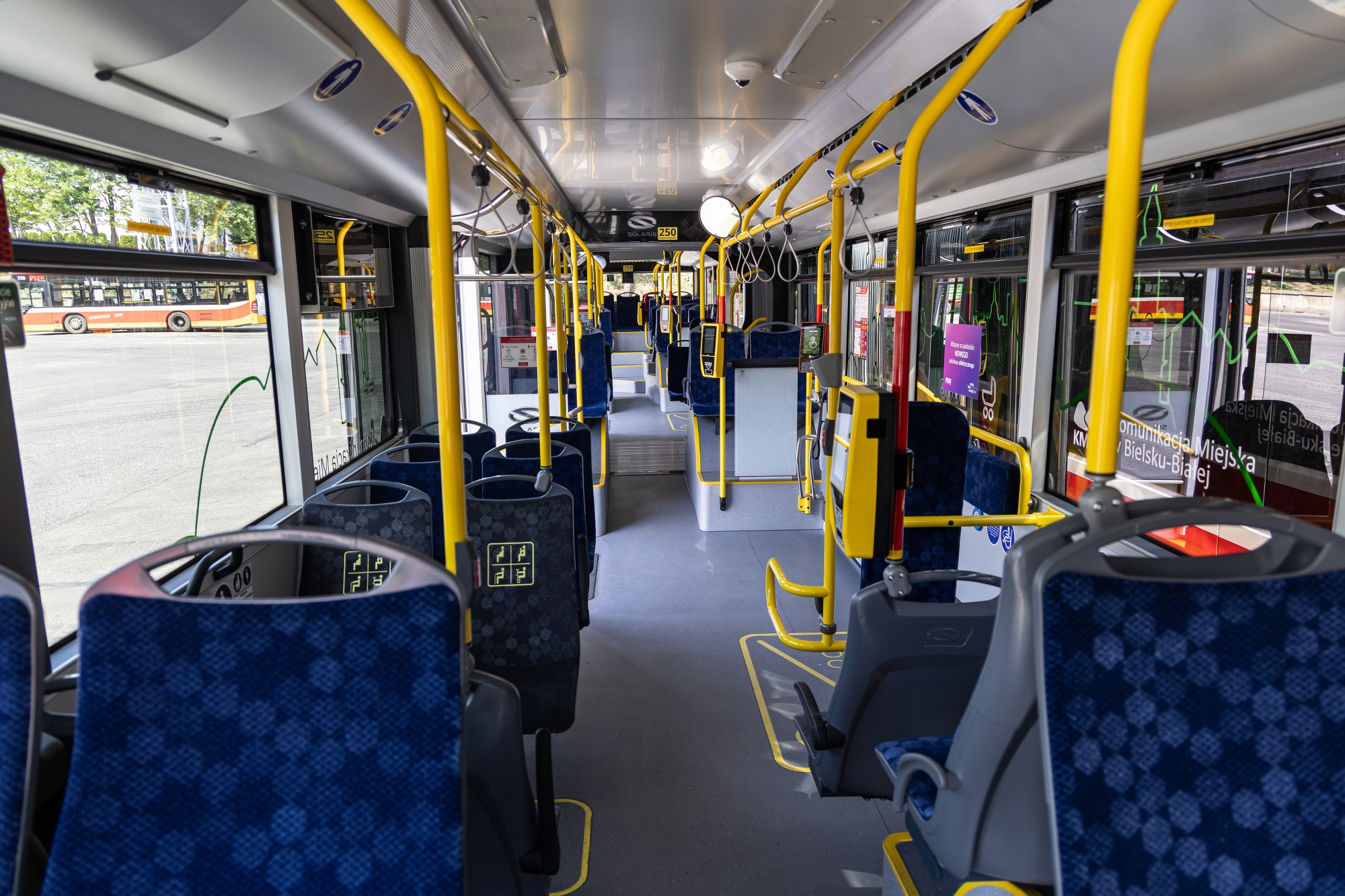 na zdjęciu nowy autobus i zaproszeni goście 