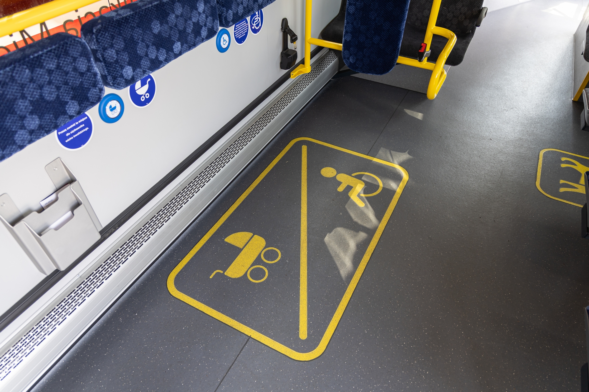na zdjęciu nowy autobus i zaproszeni goście 