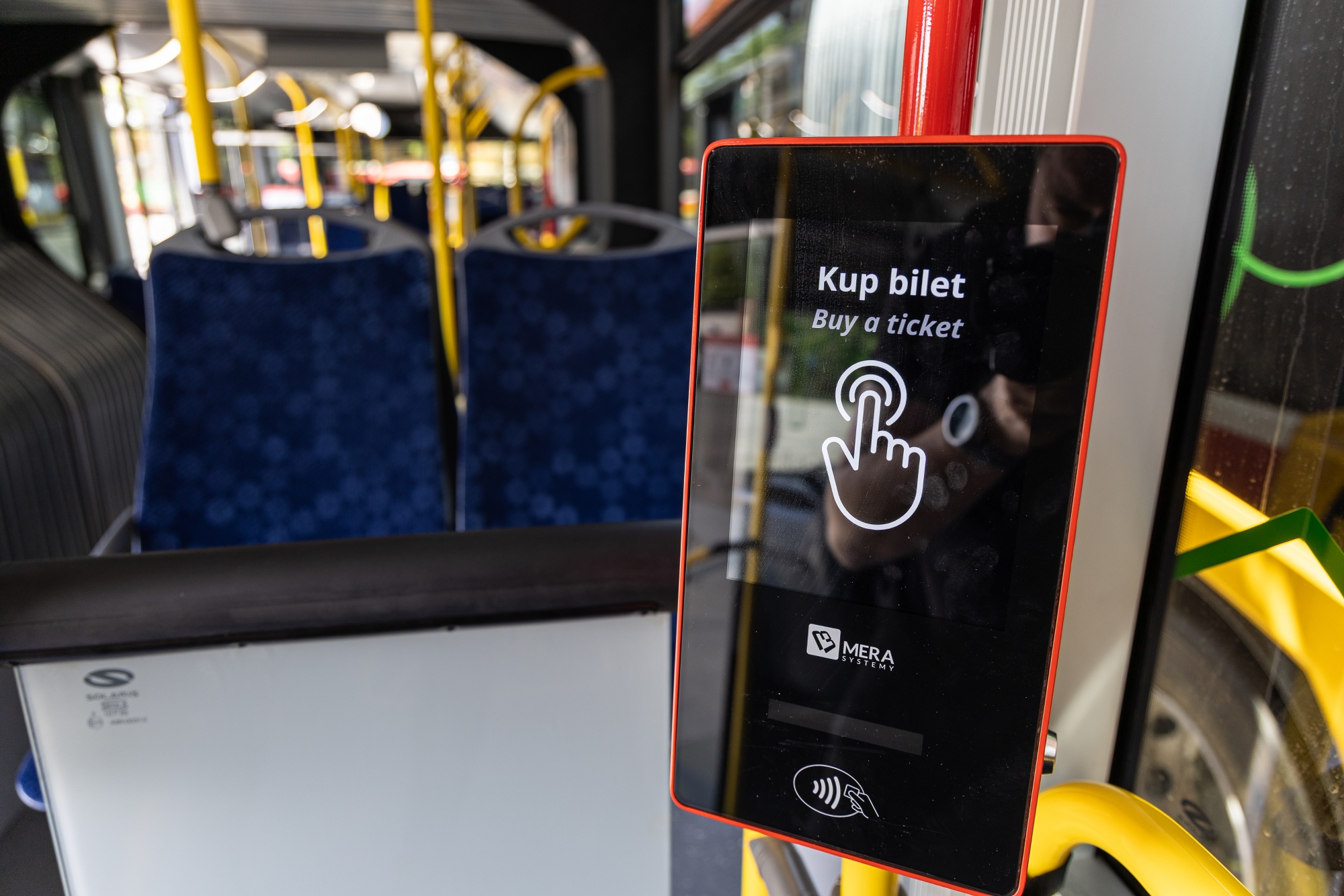 na zdjęciu nowy autobus i zaproszeni goście 