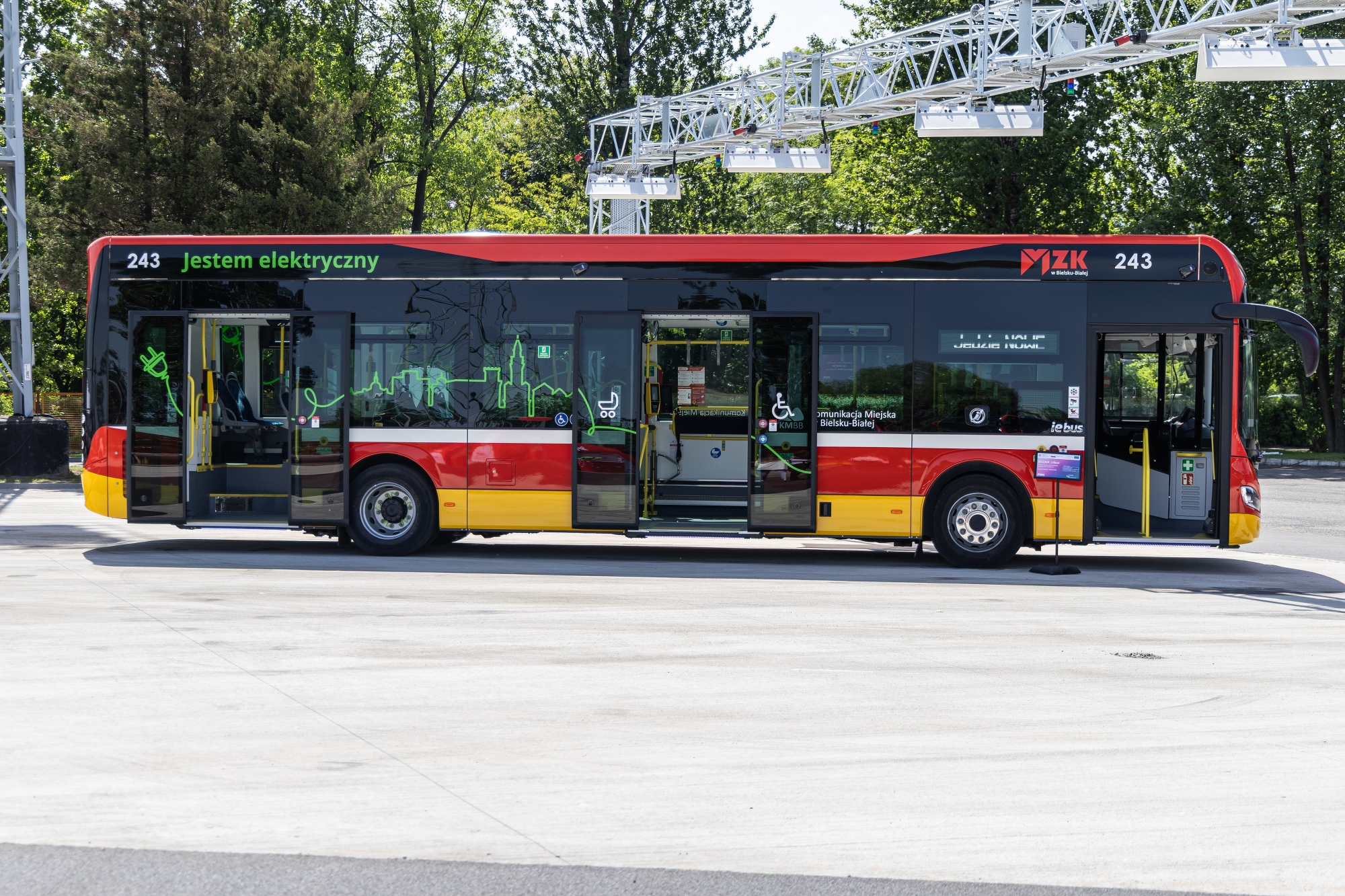 na zdjęciu nowy autobus i zaproszeni goście 