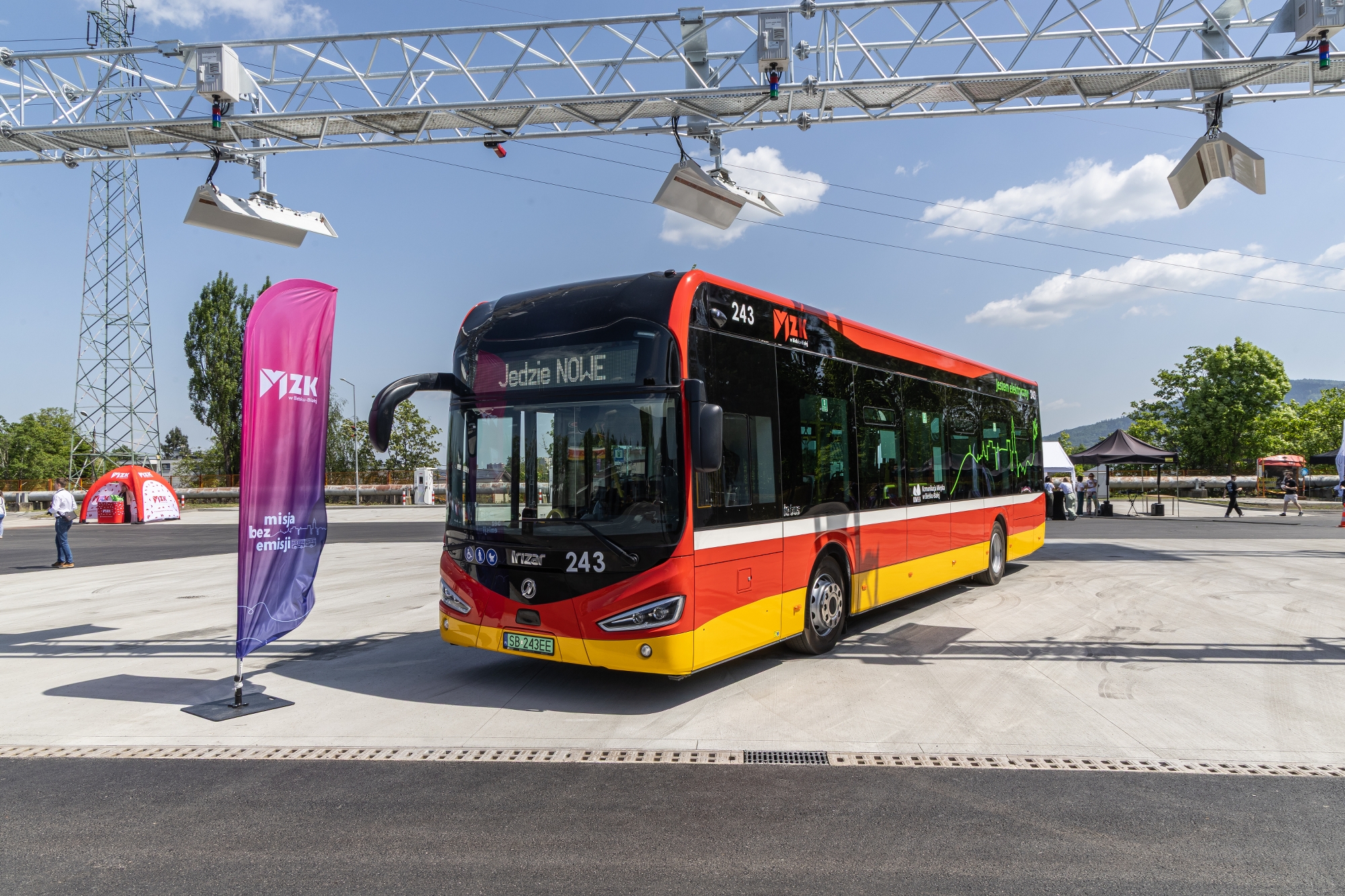 na zdjęciu nowy autobus i zaproszeni goście 