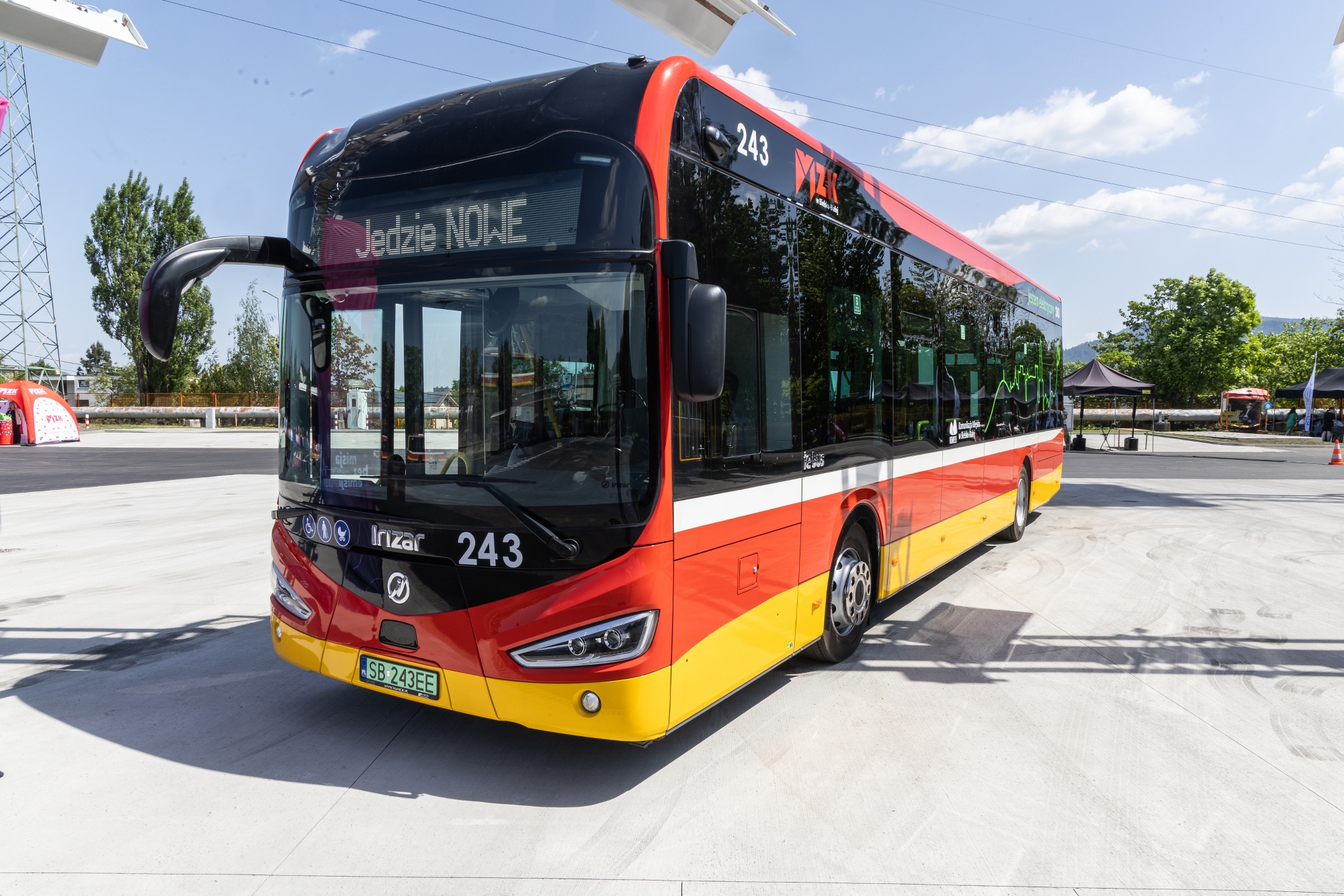 na zdjęciu nowy autobus i zaproszeni goście 